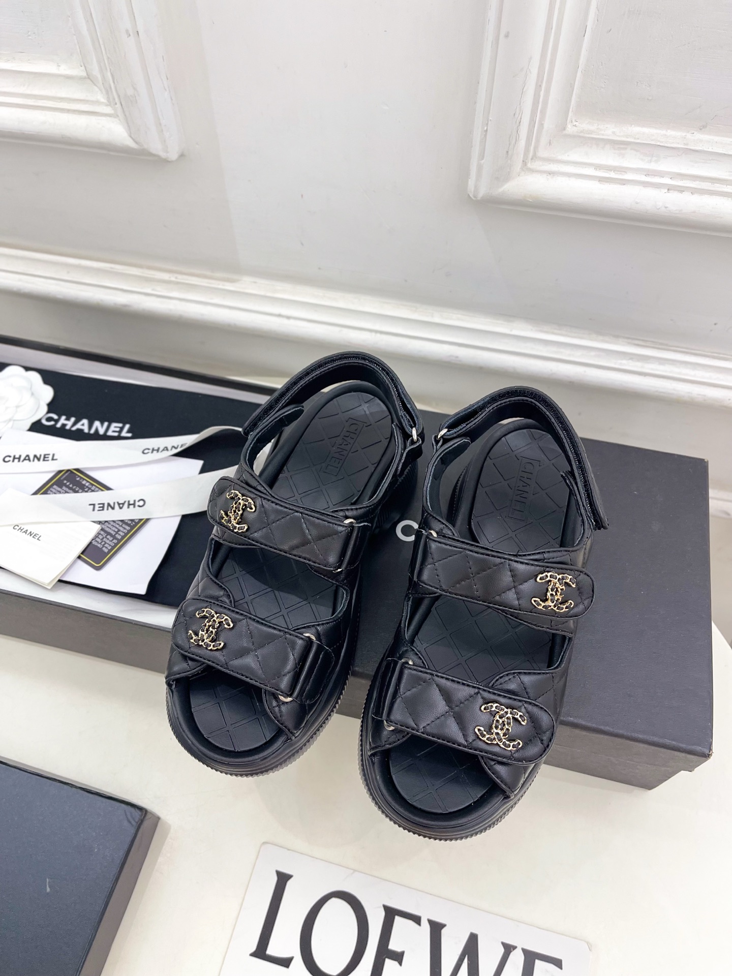 𝐂𝐇𝐀𝐍𝐄𝐋 | 小香 25𝐬𝐬 🦋2025 新品 专柜经典走秀款 小香双C链条厚底休闲凉鞋 系列上新〰