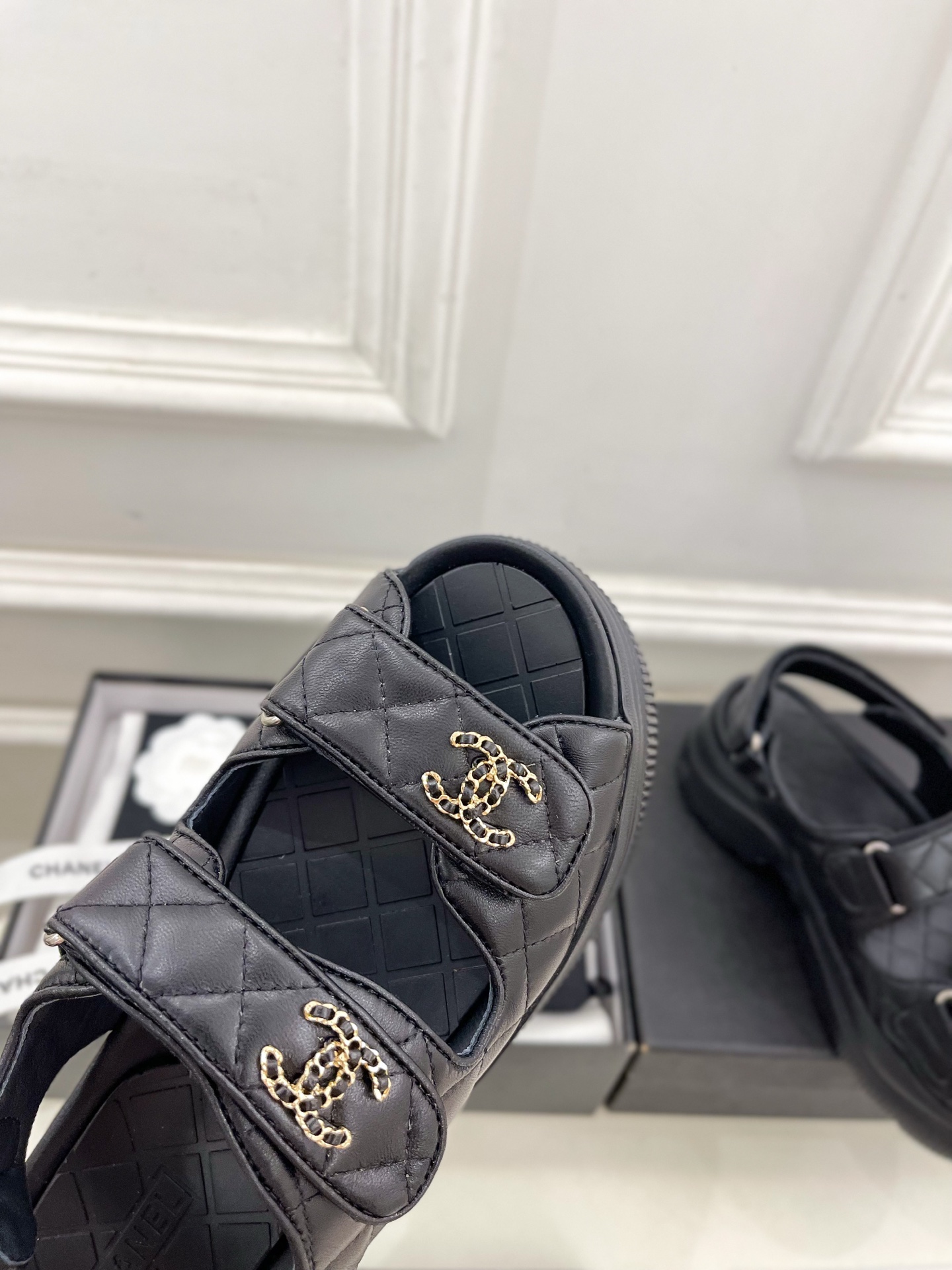 𝐂𝐇𝐀𝐍𝐄𝐋 | 小香 25𝐬𝐬 🦋2025 新品 专柜经典走秀款 小香双C链条厚底休闲凉鞋 系列上新〰