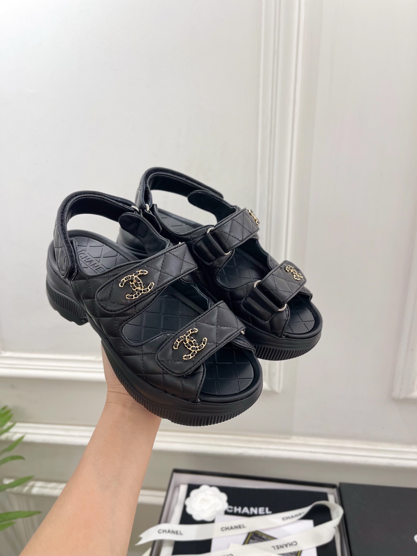 𝐂𝐇𝐀𝐍𝐄𝐋 | 小香 25𝐬𝐬 🦋2025 新品 专柜经典走秀款 小香双C链条厚底休闲凉鞋 系列上新〰