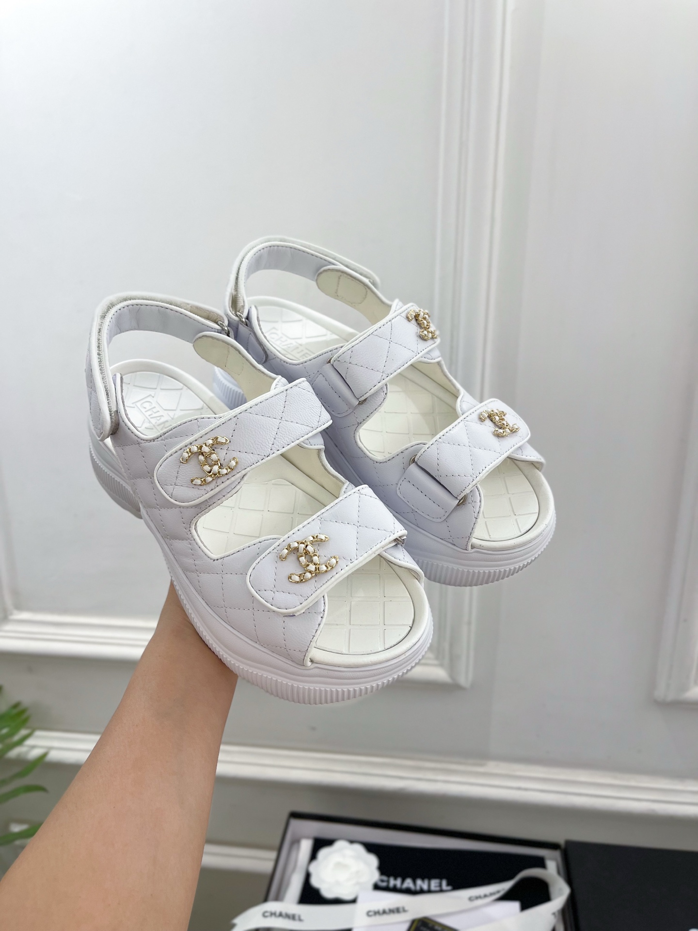 𝐂𝐇𝐀𝐍𝐄𝐋 | 小香 25𝐬𝐬 🦋2025 新品 专柜经典走秀款 小香双C链条厚底休闲凉鞋 系列上新〰