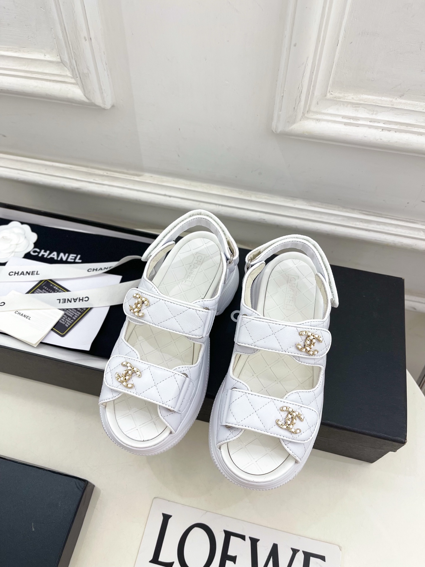 𝐂𝐇𝐀𝐍𝐄𝐋 | 小香 25𝐬𝐬 🦋2025 新品 专柜经典走秀款 小香双C链条厚底休闲凉鞋 系列上新〰
