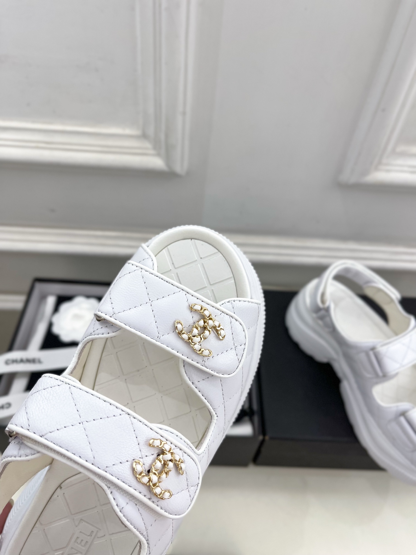 𝐂𝐇𝐀𝐍𝐄𝐋 | 小香 25𝐬𝐬 🦋2025 新品 专柜经典走秀款 小香双C链条厚底休闲凉鞋 系列上新〰