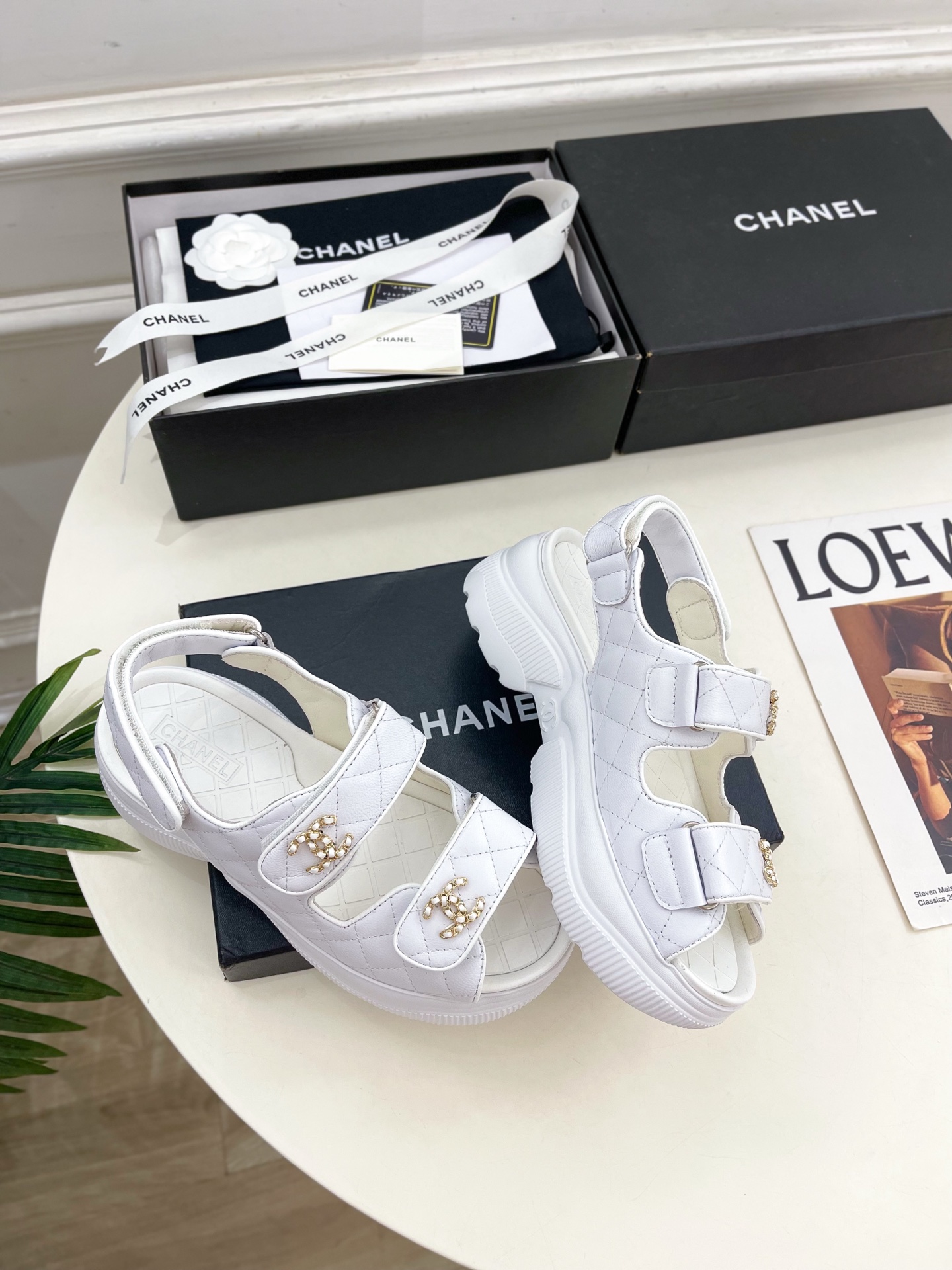 𝐂𝐇𝐀𝐍𝐄𝐋 | 小香 25𝐬𝐬 🦋2025 新品 专柜经典走秀款 小香双C链条厚底休闲凉鞋 系列上新〰