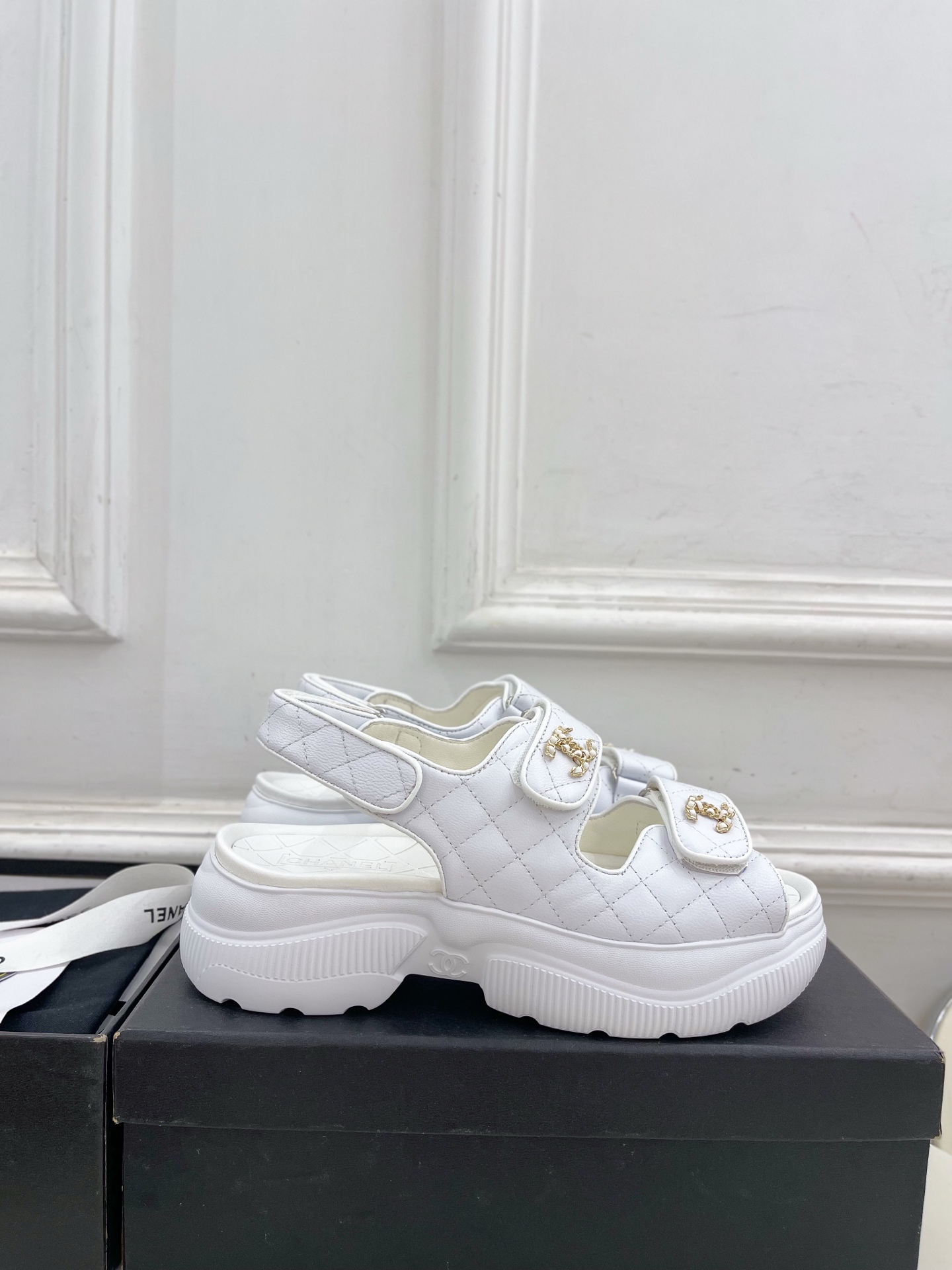 𝐂𝐇𝐀𝐍𝐄𝐋 | 小香 25𝐬𝐬 🦋2025 新品 专柜经典走秀款 小香双C链条厚底休闲凉鞋 系列上新〰
