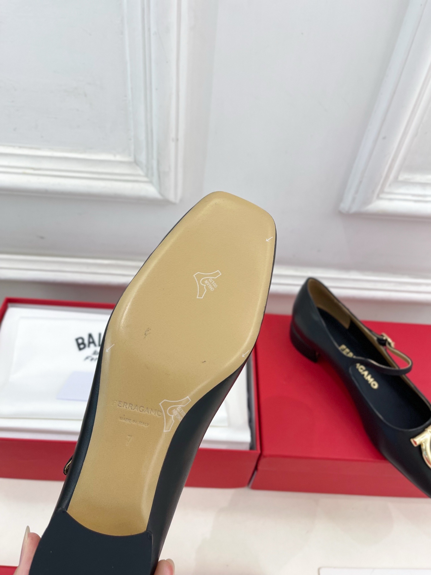 Ferragamo|菲拉格慕25𝐬𝐬2025秋冬新品 大金属扣方头Gancini玛丽珍鞋 火爆上新! 这