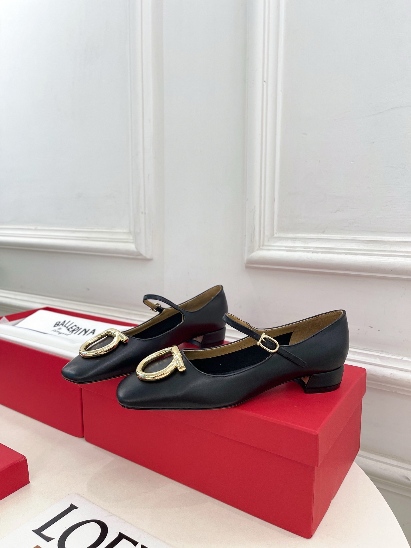 Ferragamo|菲拉格慕25𝐬𝐬2025秋冬新品 大金属扣方头Gancini玛丽珍鞋 火爆上新! 这