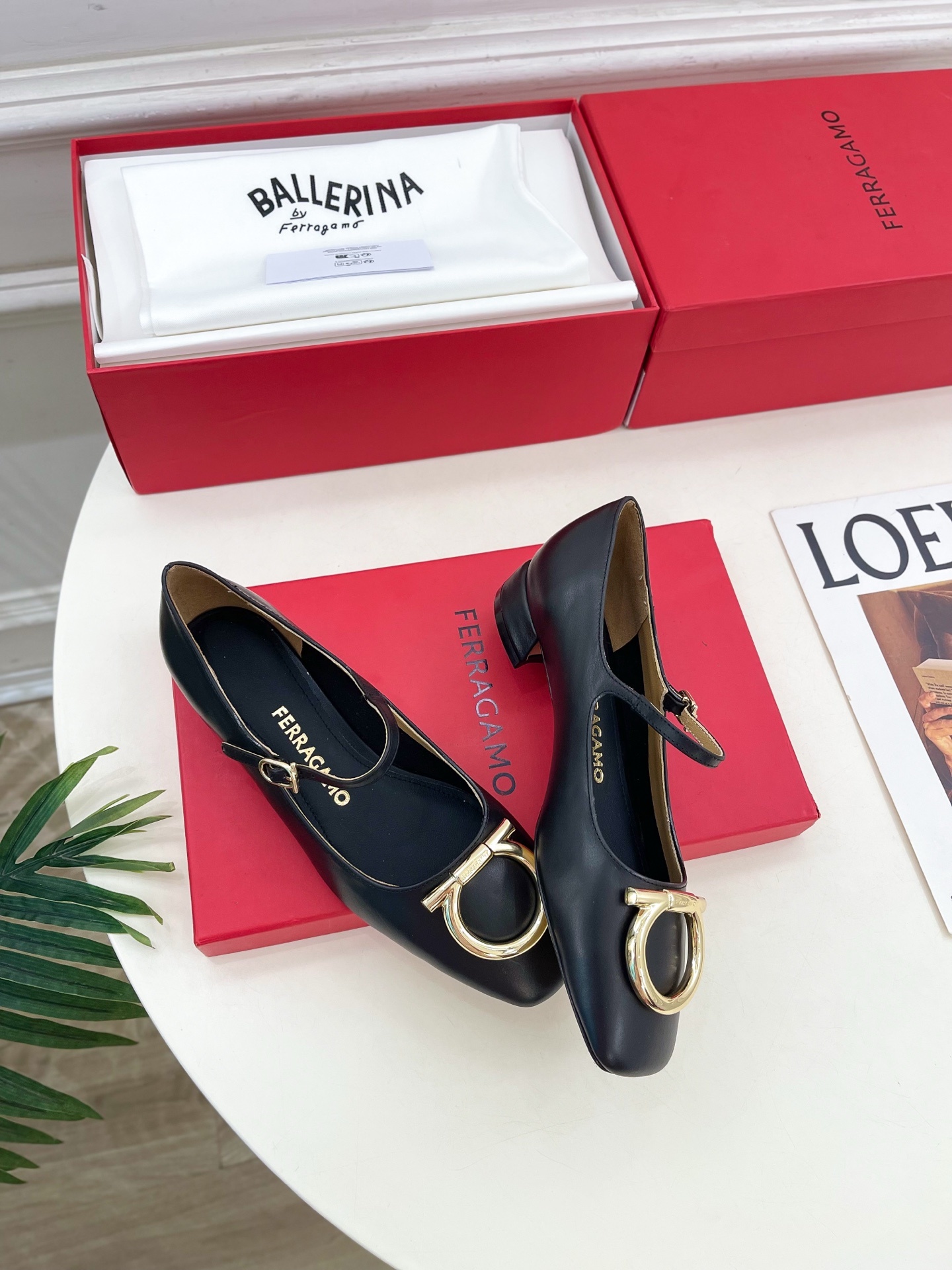 Ferragamo|菲拉格慕25𝐬𝐬2025秋冬新品 大金属扣方头Gancini玛丽珍鞋 火爆上新! 这
