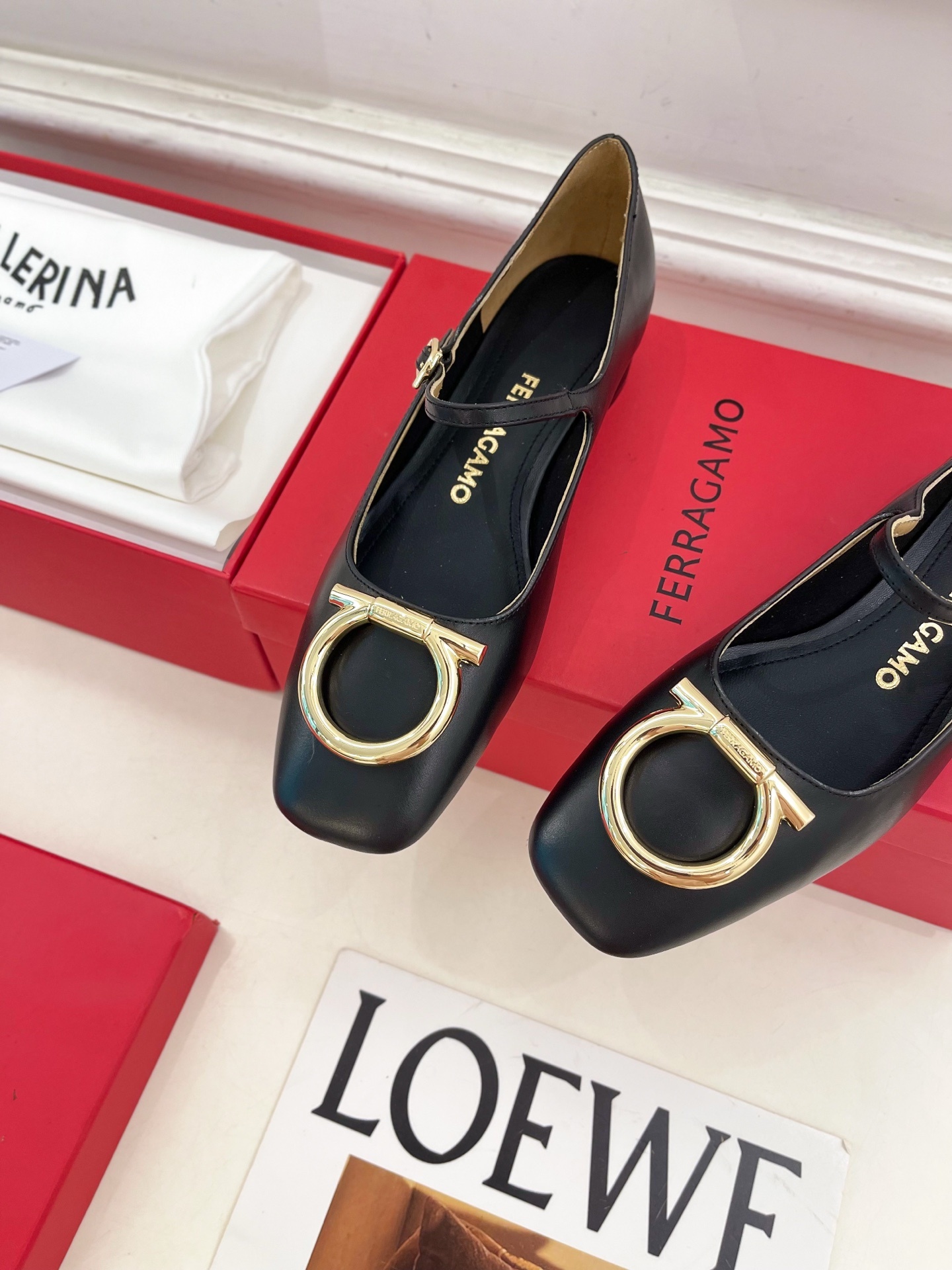 Ferragamo|菲拉格慕25𝐬𝐬2025秋冬新品 大金属扣方头Gancini玛丽珍鞋 火爆上新! 这