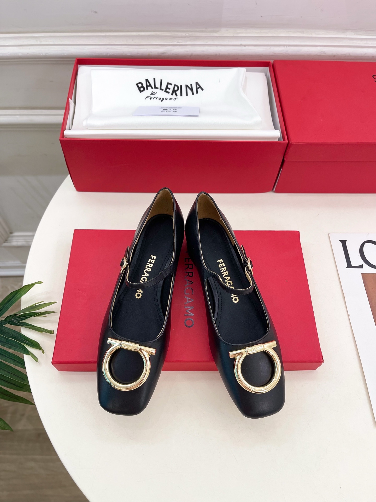 Ferragamo|菲拉格慕25𝐬𝐬2025秋冬新品 大金属扣方头Gancini玛丽珍鞋 火爆上新! 这