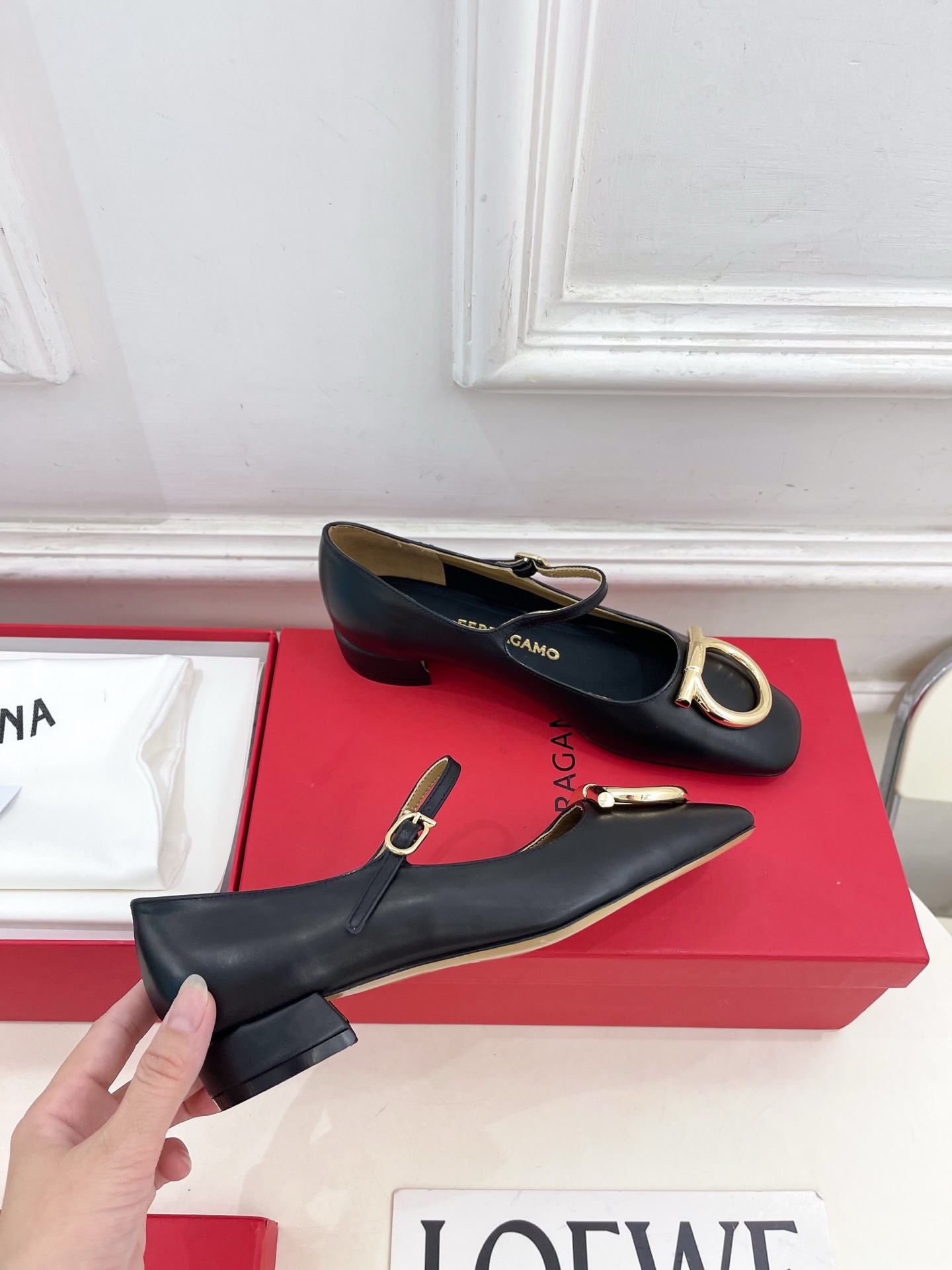 Ferragamo|菲拉格慕25𝐬𝐬2025秋冬新品 大金属扣方头Gancini玛丽珍鞋 火爆上新! 这