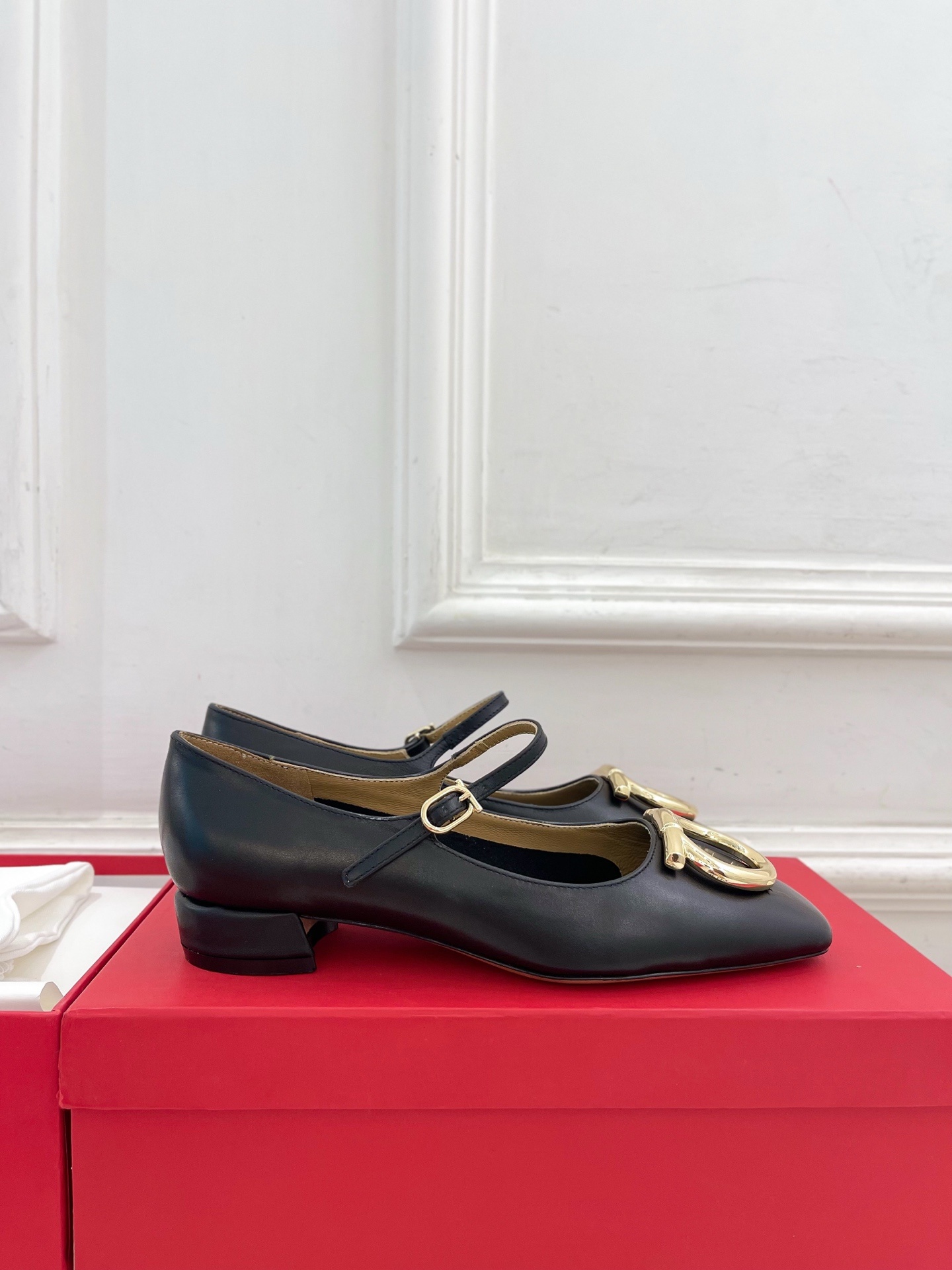 Ferragamo|菲拉格慕25𝐬𝐬2025秋冬新品 大金属扣方头Gancini玛丽珍鞋 火爆上新! 这