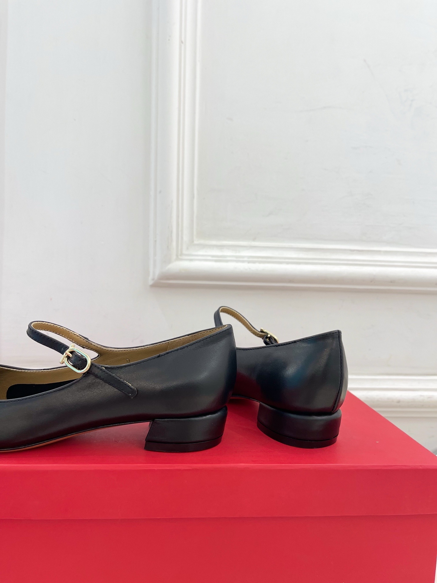 Ferragamo|菲拉格慕25𝐬𝐬2025秋冬新品 大金属扣方头Gancini玛丽珍鞋 火爆上新! 这