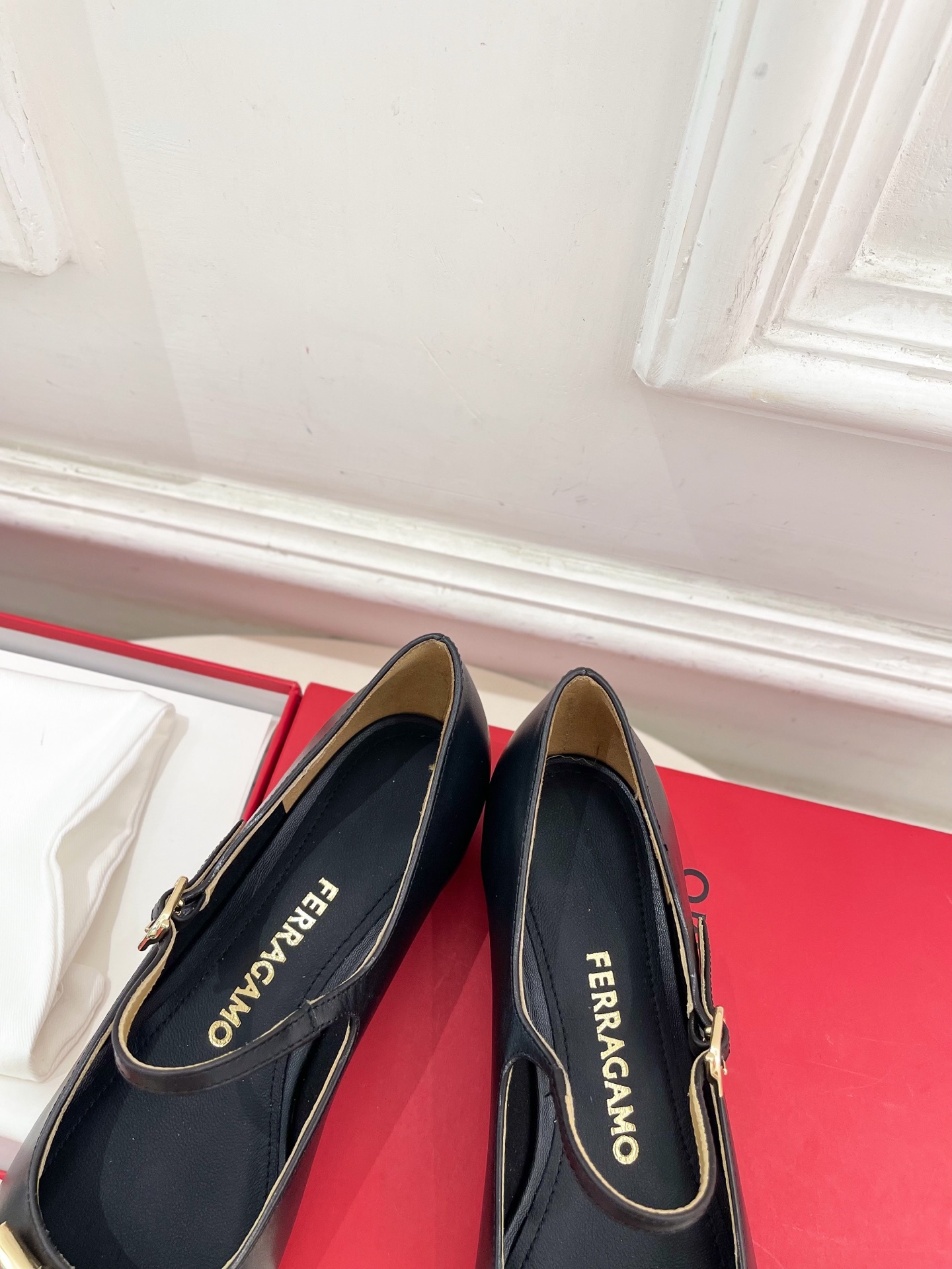 Ferragamo|菲拉格慕25𝐬𝐬2025秋冬新品 大金属扣方头Gancini玛丽珍鞋 火爆上新! 这