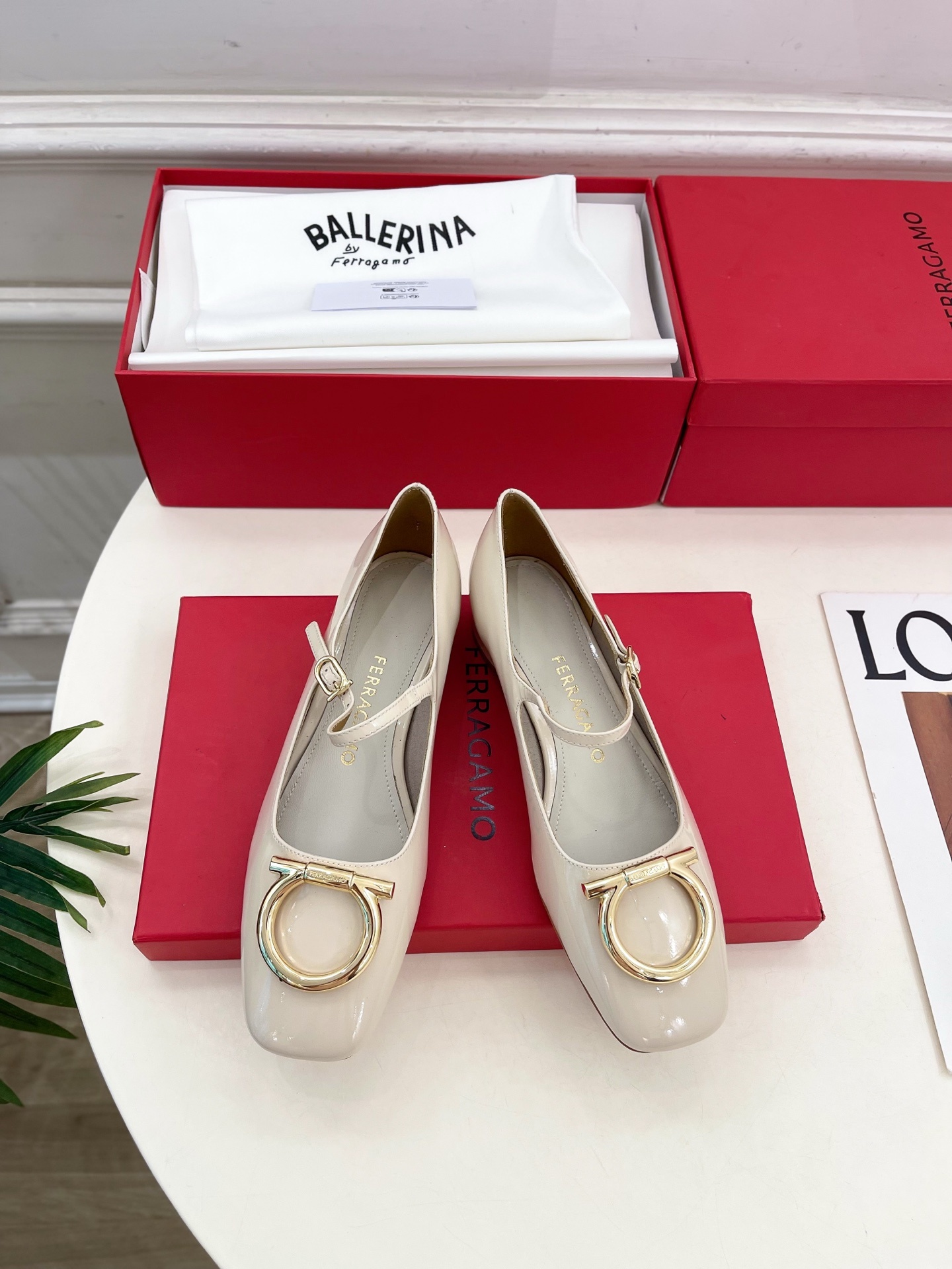 Ferragamo|菲拉格慕25𝐬𝐬2025秋冬新品 大金属扣方头Gancini玛丽珍鞋 火爆上新! 这