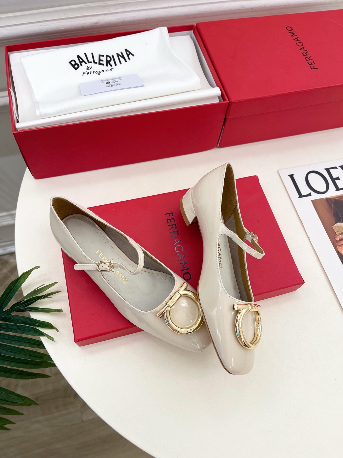 Ferragamo|菲拉格慕25𝐬𝐬2025秋冬新品 大金属扣方头Gancini玛丽珍鞋 火爆上新! 这