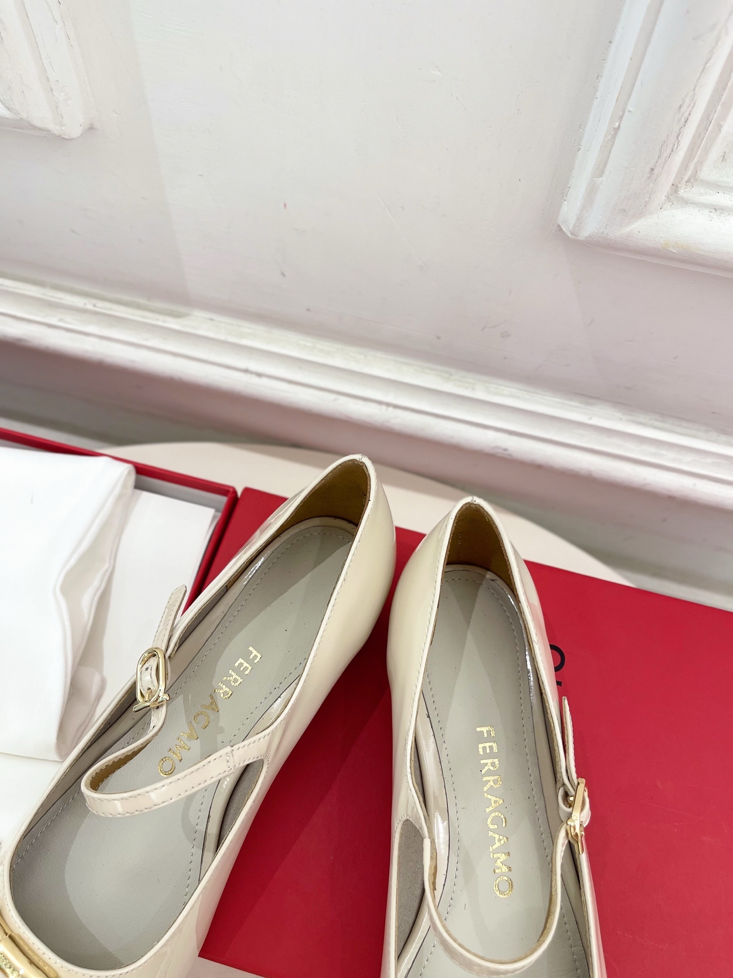 Ferragamo|菲拉格慕25𝐬𝐬2025秋冬新品 大金属扣方头Gancini玛丽珍鞋 火爆上新! 这