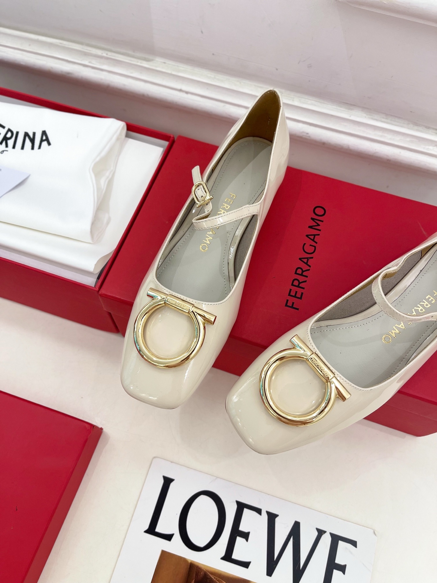 Ferragamo|菲拉格慕25𝐬𝐬2025秋冬新品 大金属扣方头Gancini玛丽珍鞋 火爆上新! 这