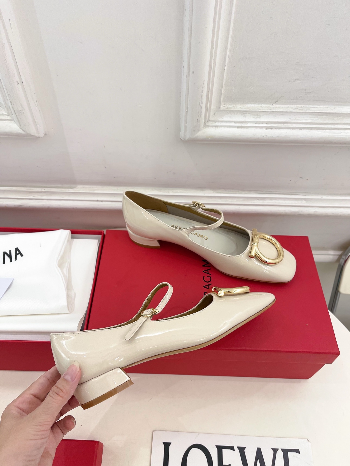 Ferragamo|菲拉格慕25𝐬𝐬2025秋冬新品 大金属扣方头Gancini玛丽珍鞋 火爆上新! 这