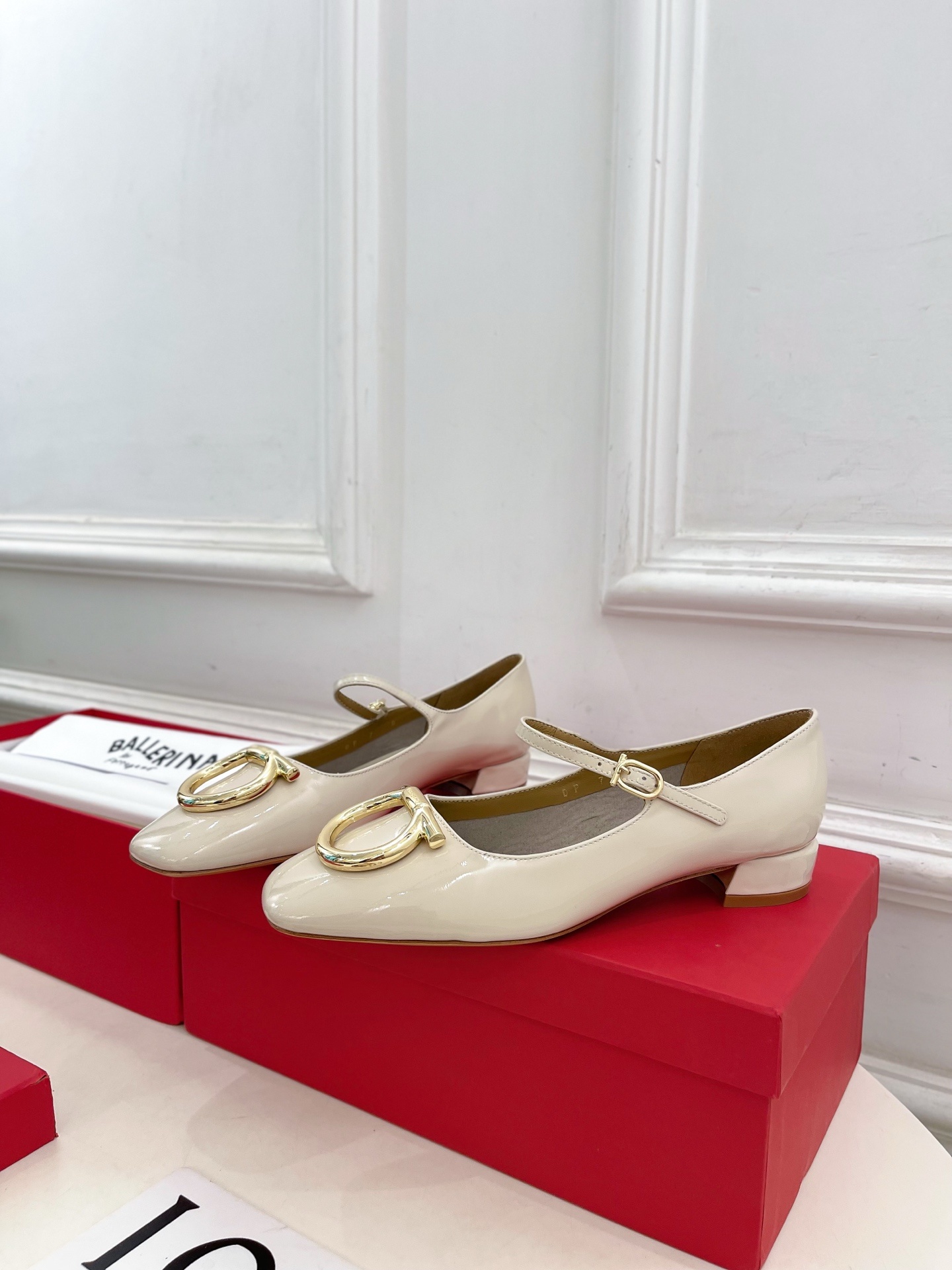 Ferragamo|菲拉格慕25𝐬𝐬2025秋冬新品 大金属扣方头Gancini玛丽珍鞋 火爆上新! 这