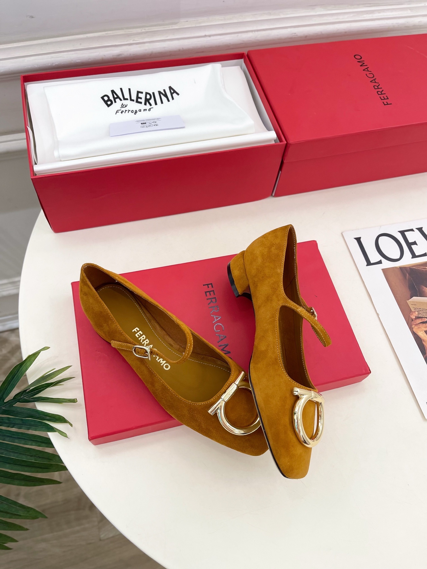 Ferragamo|菲拉格慕25𝐬𝐬2025秋冬新品 大金属扣方头Gancini玛丽珍鞋 火爆上新! 这