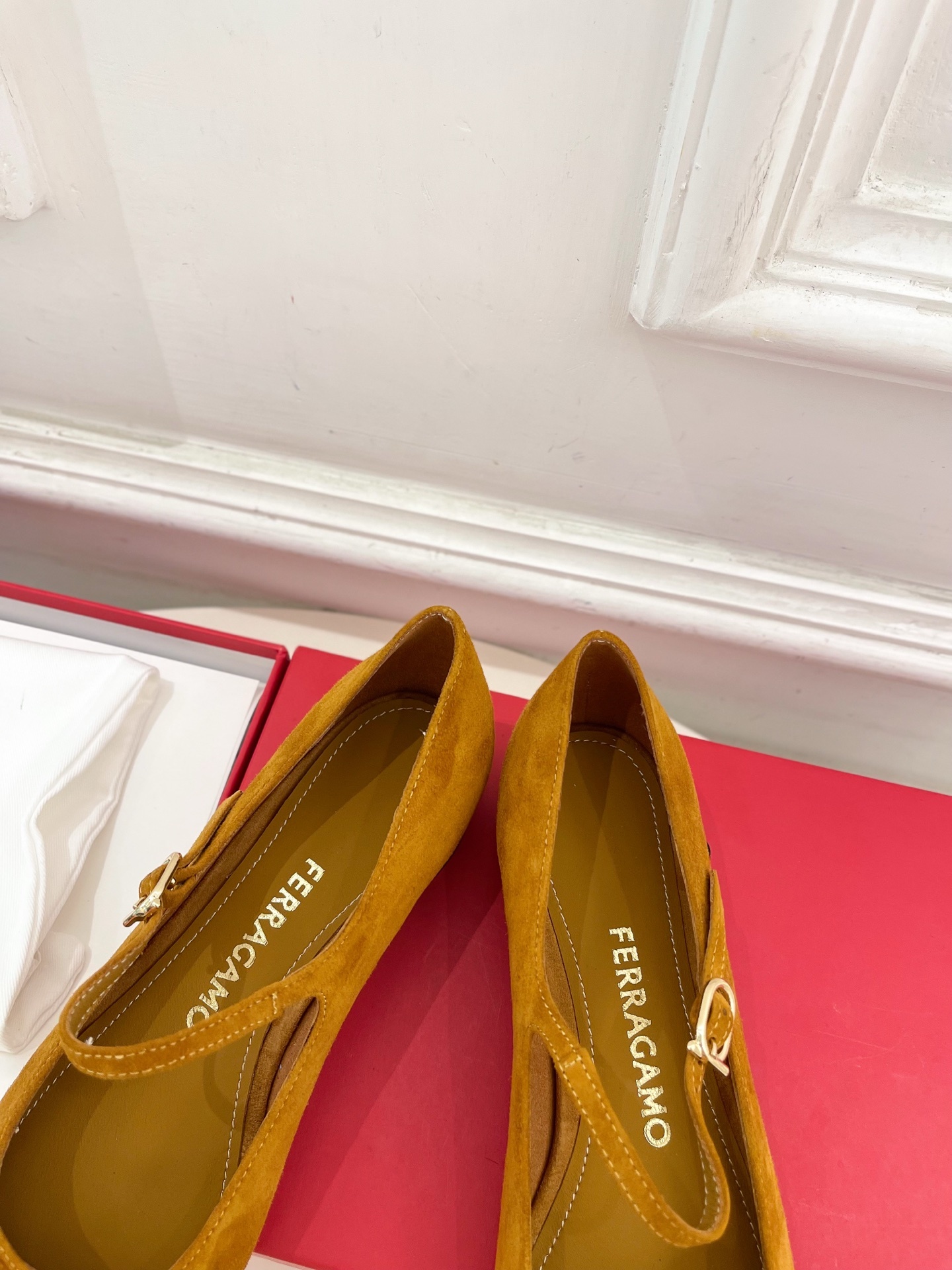 Ferragamo|菲拉格慕25𝐬𝐬2025秋冬新品 大金属扣方头Gancini玛丽珍鞋 火爆上新! 这