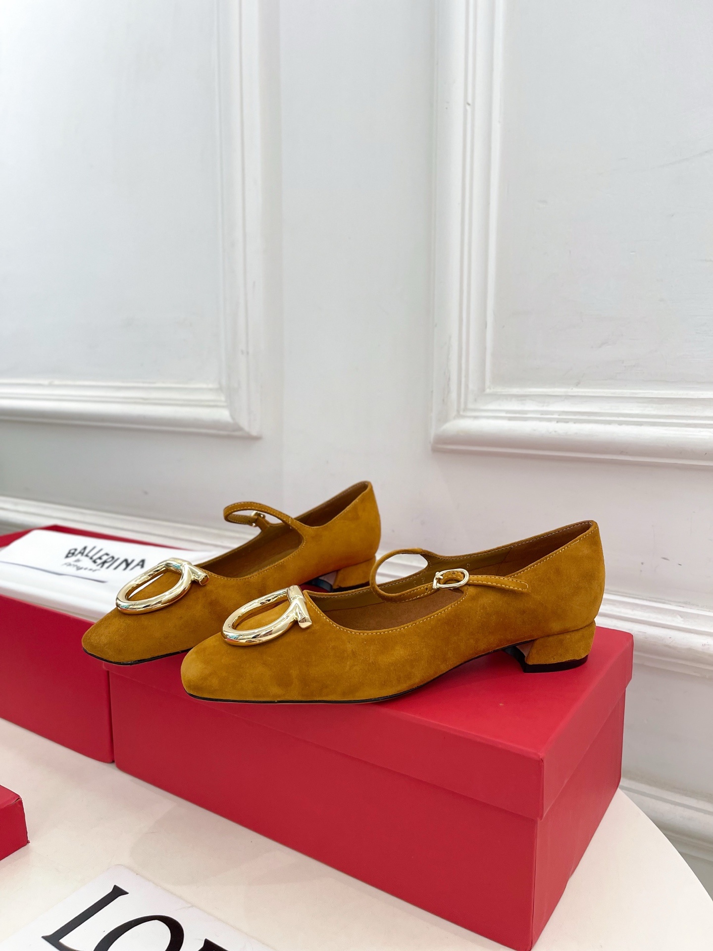 Ferragamo|菲拉格慕25𝐬𝐬2025秋冬新品 大金属扣方头Gancini玛丽珍鞋 火爆上新! 这