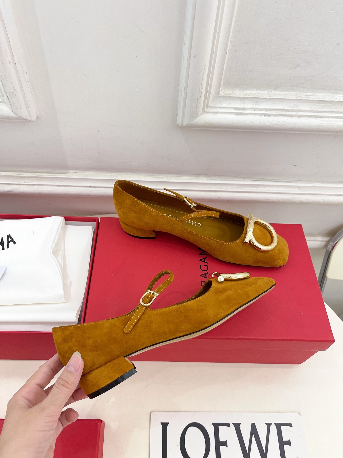 Ferragamo|菲拉格慕25𝐬𝐬2025秋冬新品 大金属扣方头Gancini玛丽珍鞋 火爆上新! 这
