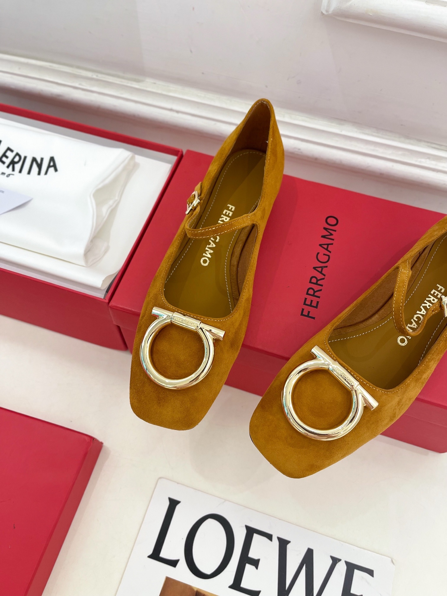 Ferragamo|菲拉格慕25𝐬𝐬2025秋冬新品 大金属扣方头Gancini玛丽珍鞋 火爆上新! 这