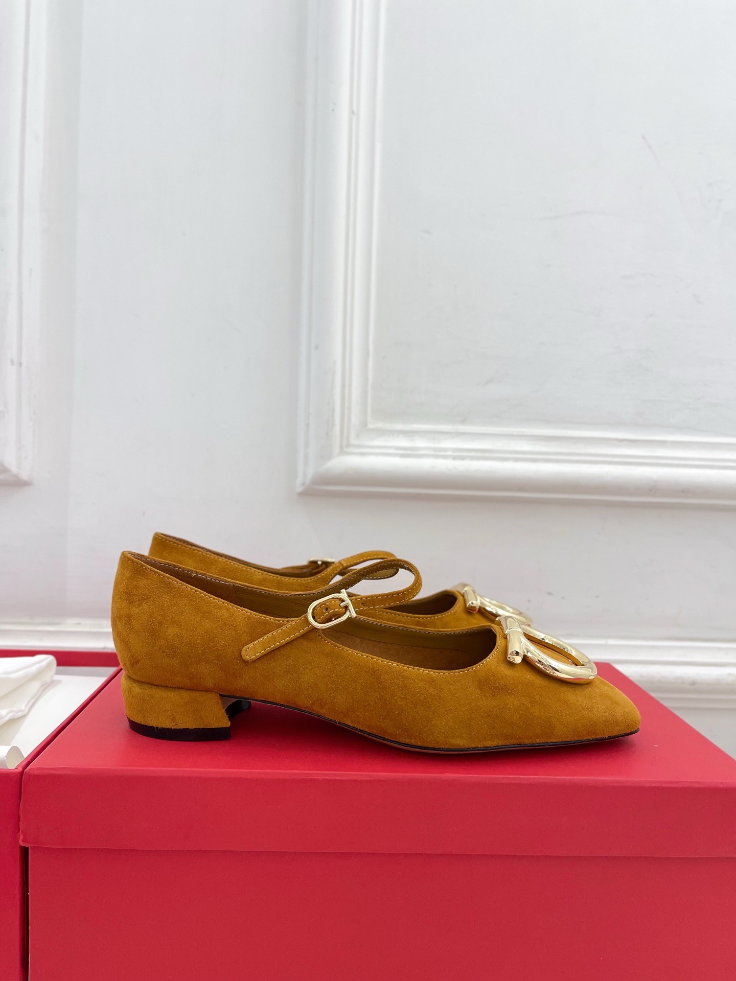 Ferragamo|菲拉格慕25𝐬𝐬2025秋冬新品 大金属扣方头Gancini玛丽珍鞋 火爆上新! 这