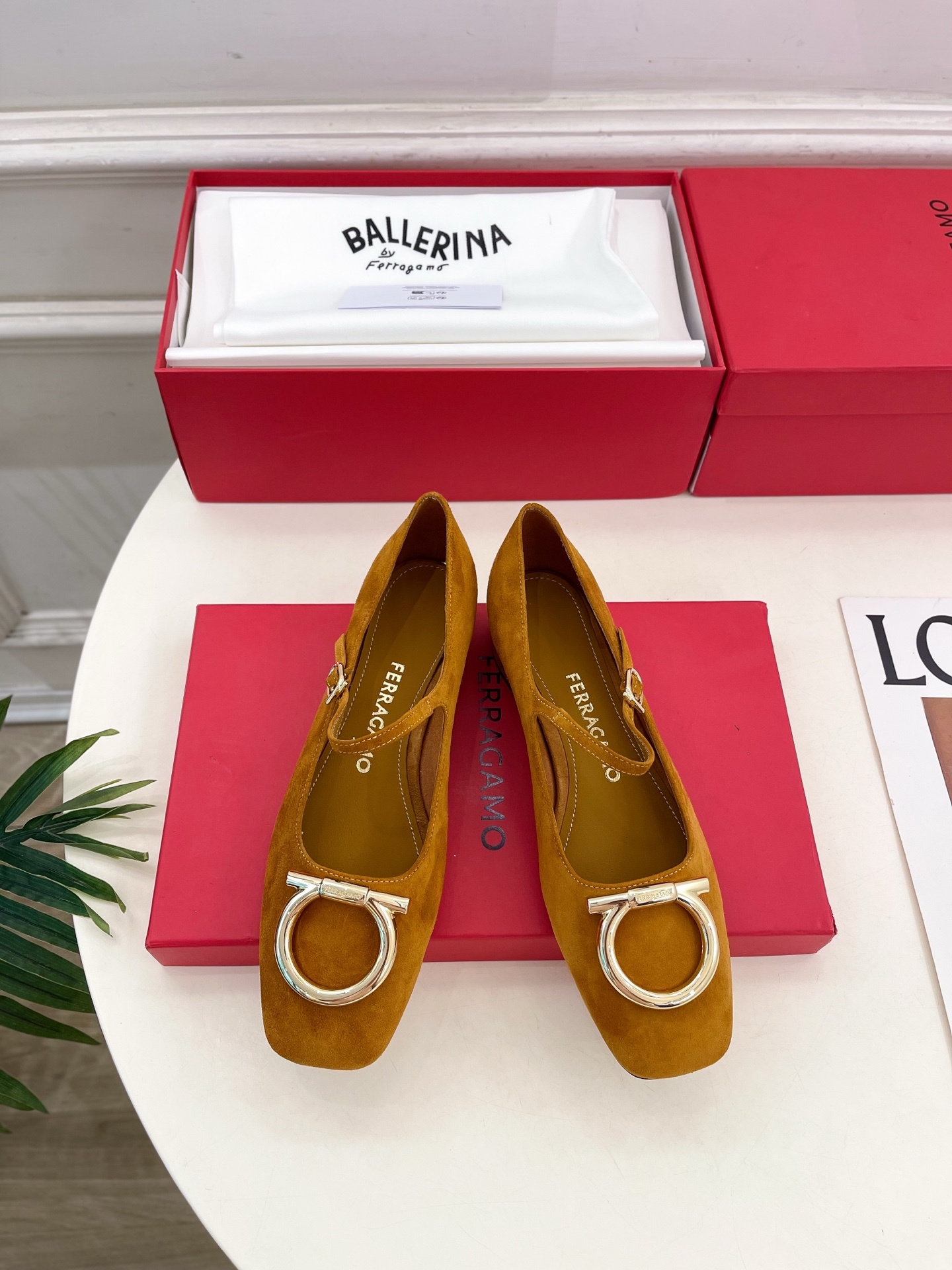 Ferragamo|菲拉格慕25𝐬𝐬2025秋冬新品 大金属扣方头Gancini玛丽珍鞋 火爆上新! 这