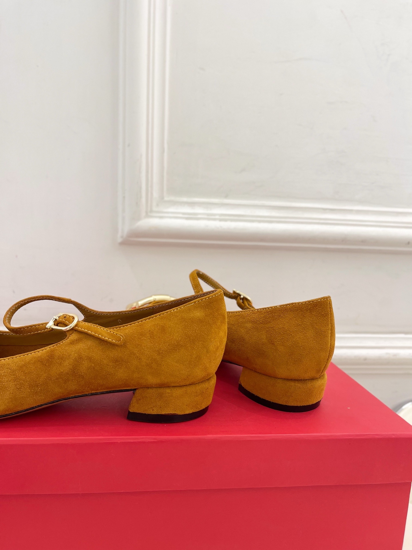 Ferragamo|菲拉格慕25𝐬𝐬2025秋冬新品 大金属扣方头Gancini玛丽珍鞋 火爆上新! 这