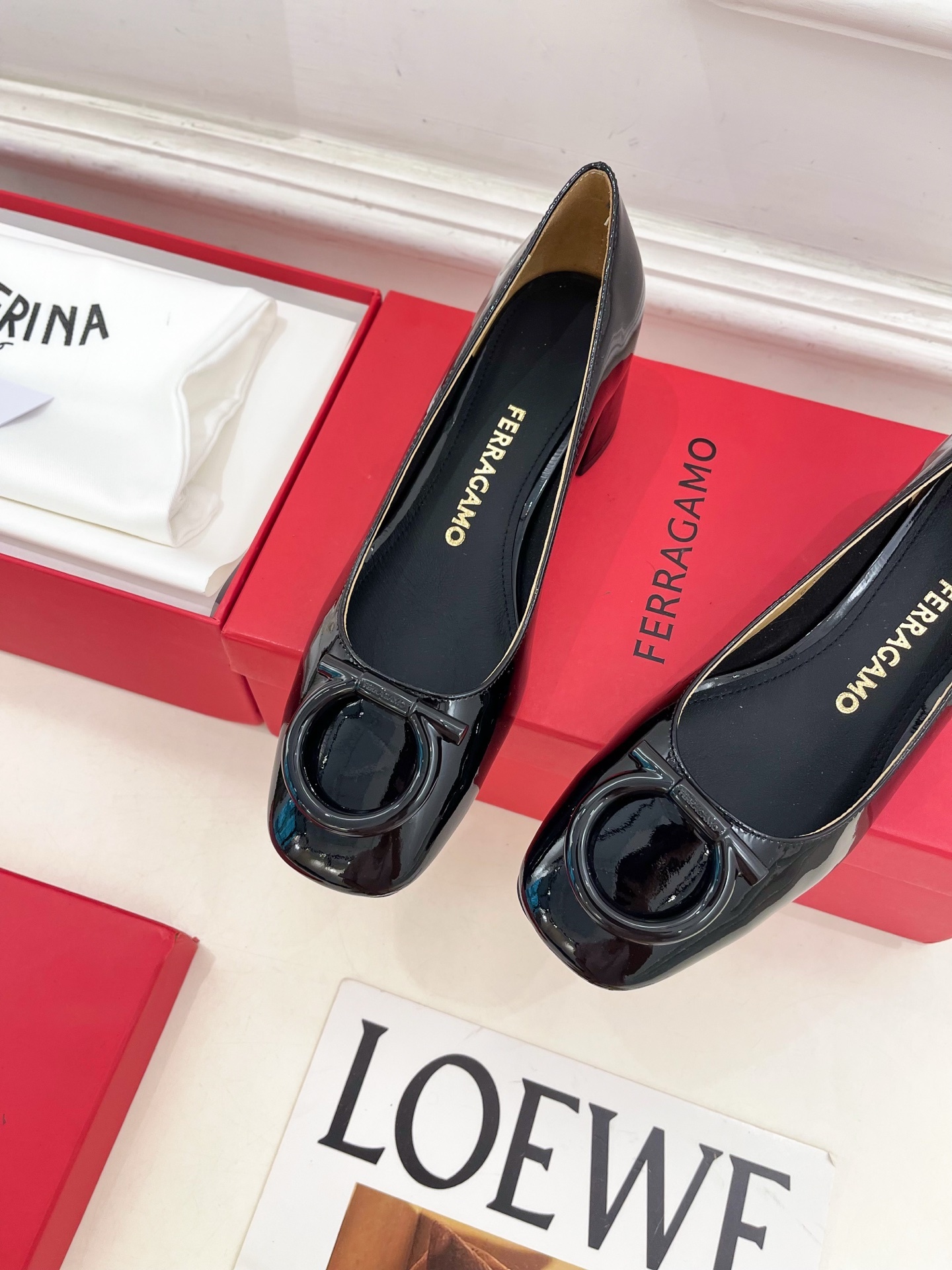 Ferragamo|菲拉格慕25𝐬𝐬2025秋冬新品 经典方头大号Gancini扣饰粗跟鞋 火爆上新!