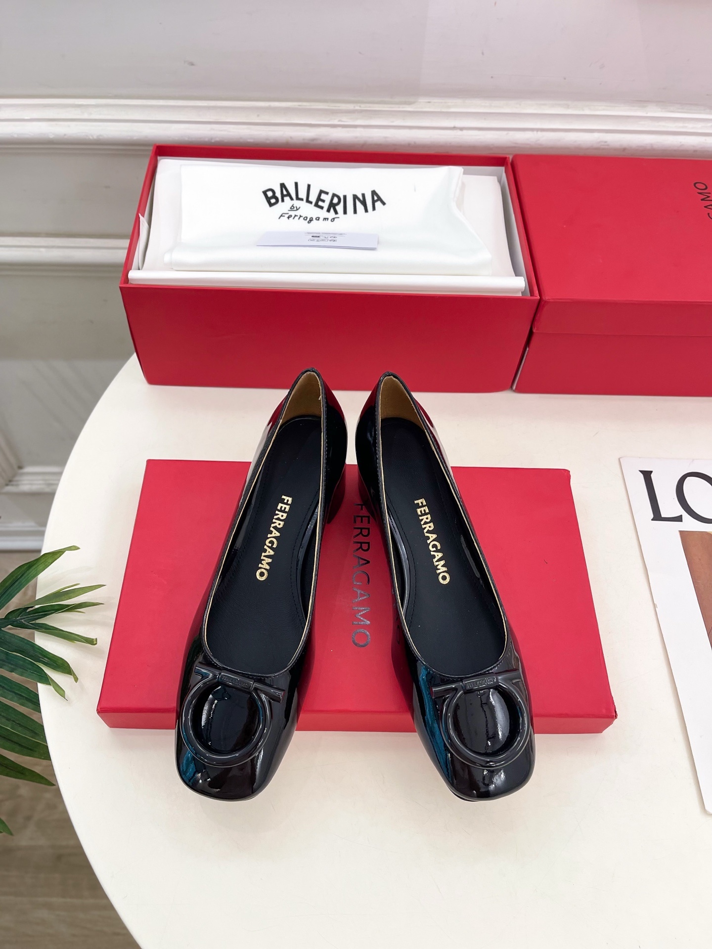 Ferragamo|菲拉格慕25𝐬𝐬2025秋冬新品 经典方头大号Gancini扣饰粗跟鞋 火爆上新!