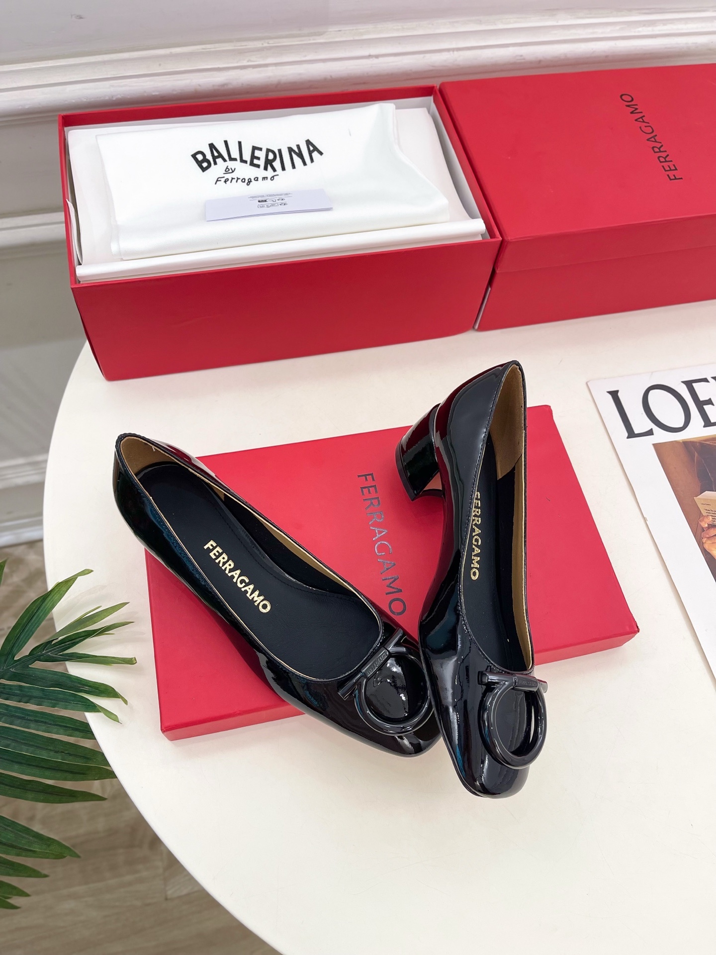 Ferragamo|菲拉格慕25𝐬𝐬2025秋冬新品 经典方头大号Gancini扣饰粗跟鞋 火爆上新!