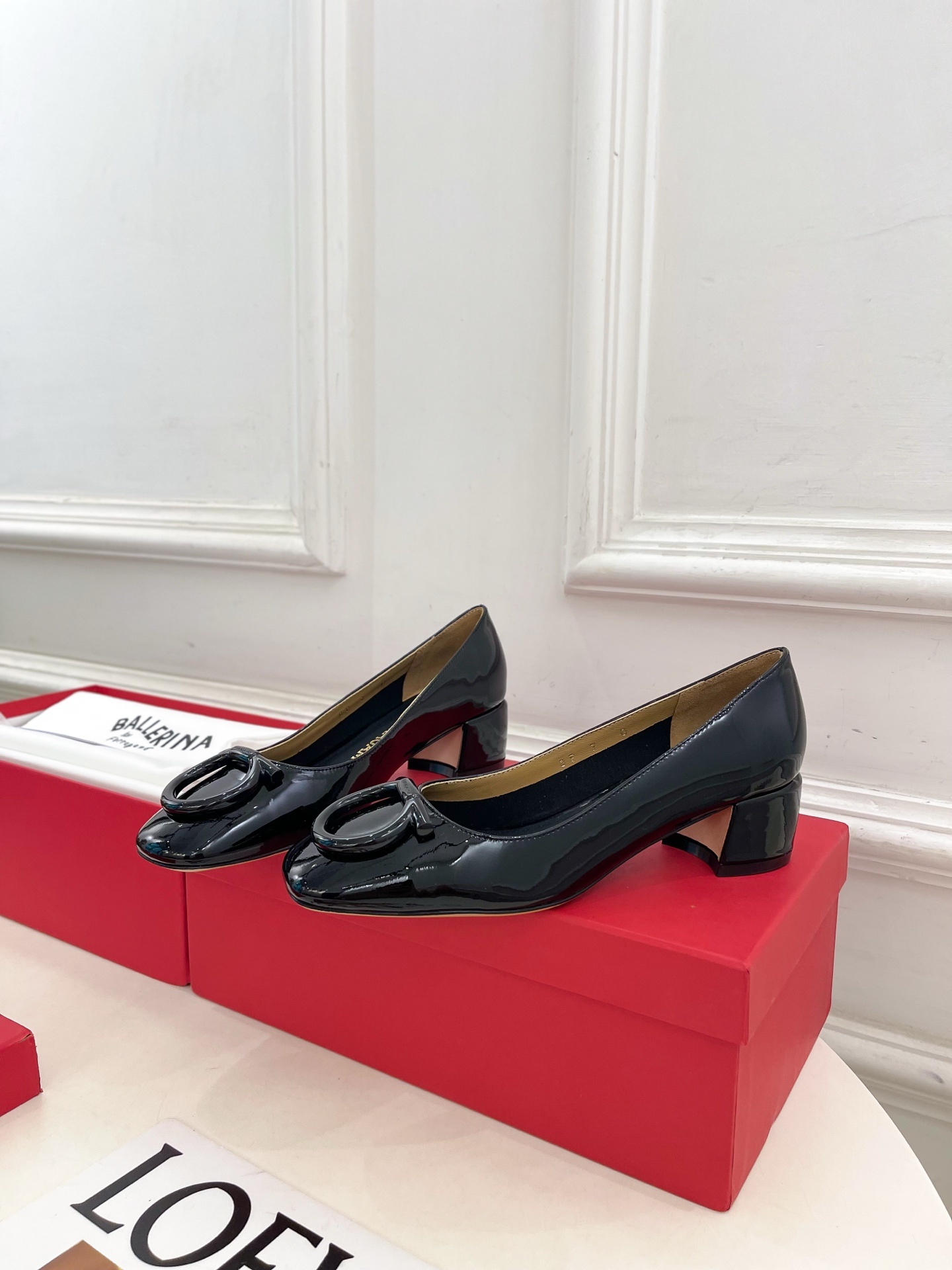 Ferragamo|菲拉格慕25𝐬𝐬2025秋冬新品 经典方头大号Gancini扣饰粗跟鞋 火爆上新!