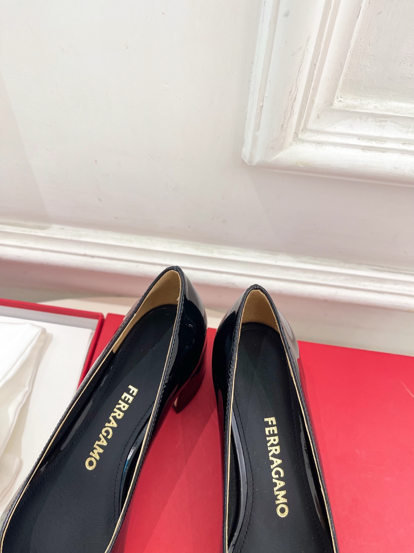 Ferragamo|菲拉格慕25𝐬𝐬2025秋冬新品 经典方头大号Gancini扣饰粗跟鞋 火爆上新!
