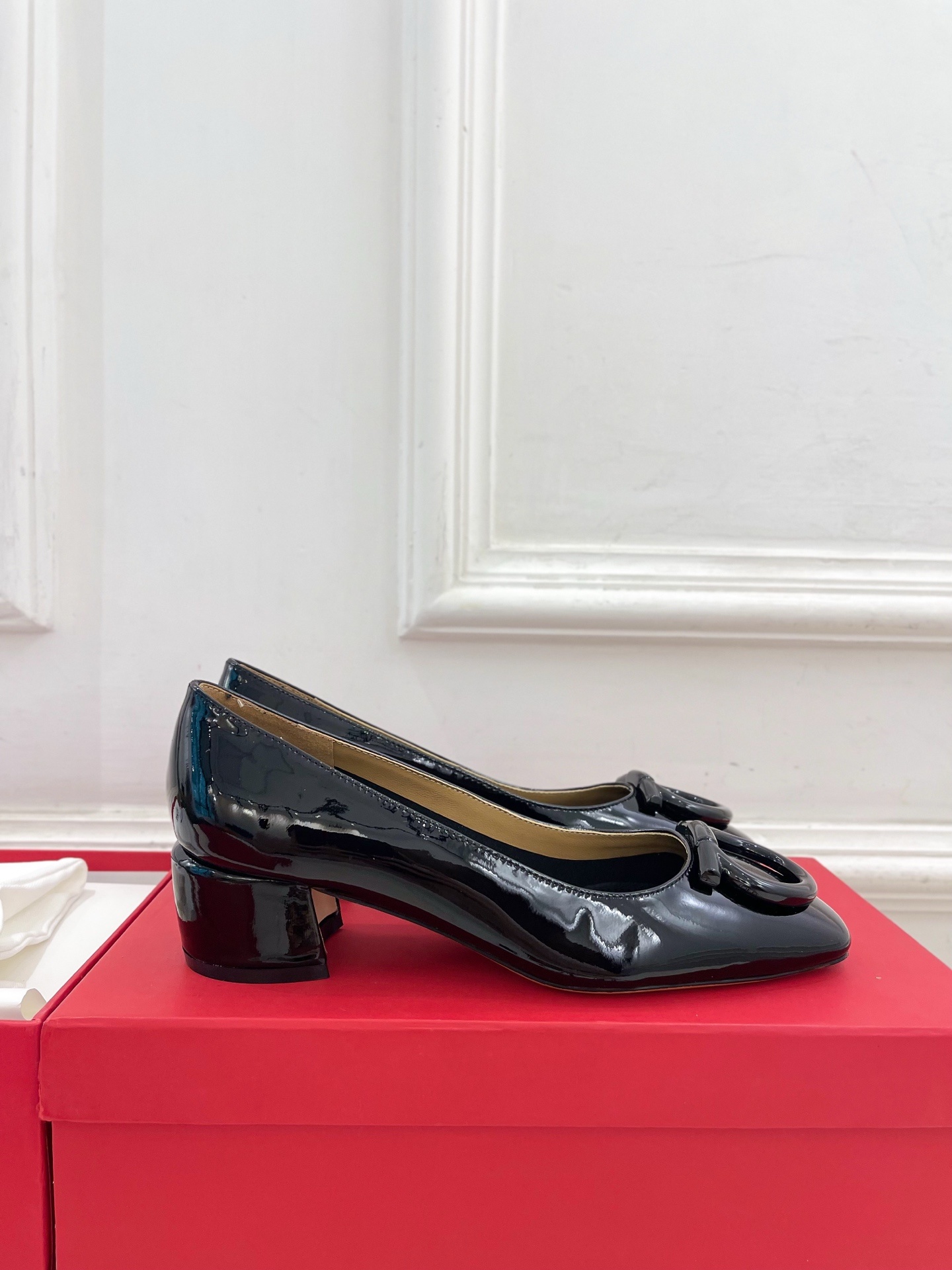 Ferragamo|菲拉格慕25𝐬𝐬2025秋冬新品 经典方头大号Gancini扣饰粗跟鞋 火爆上新!