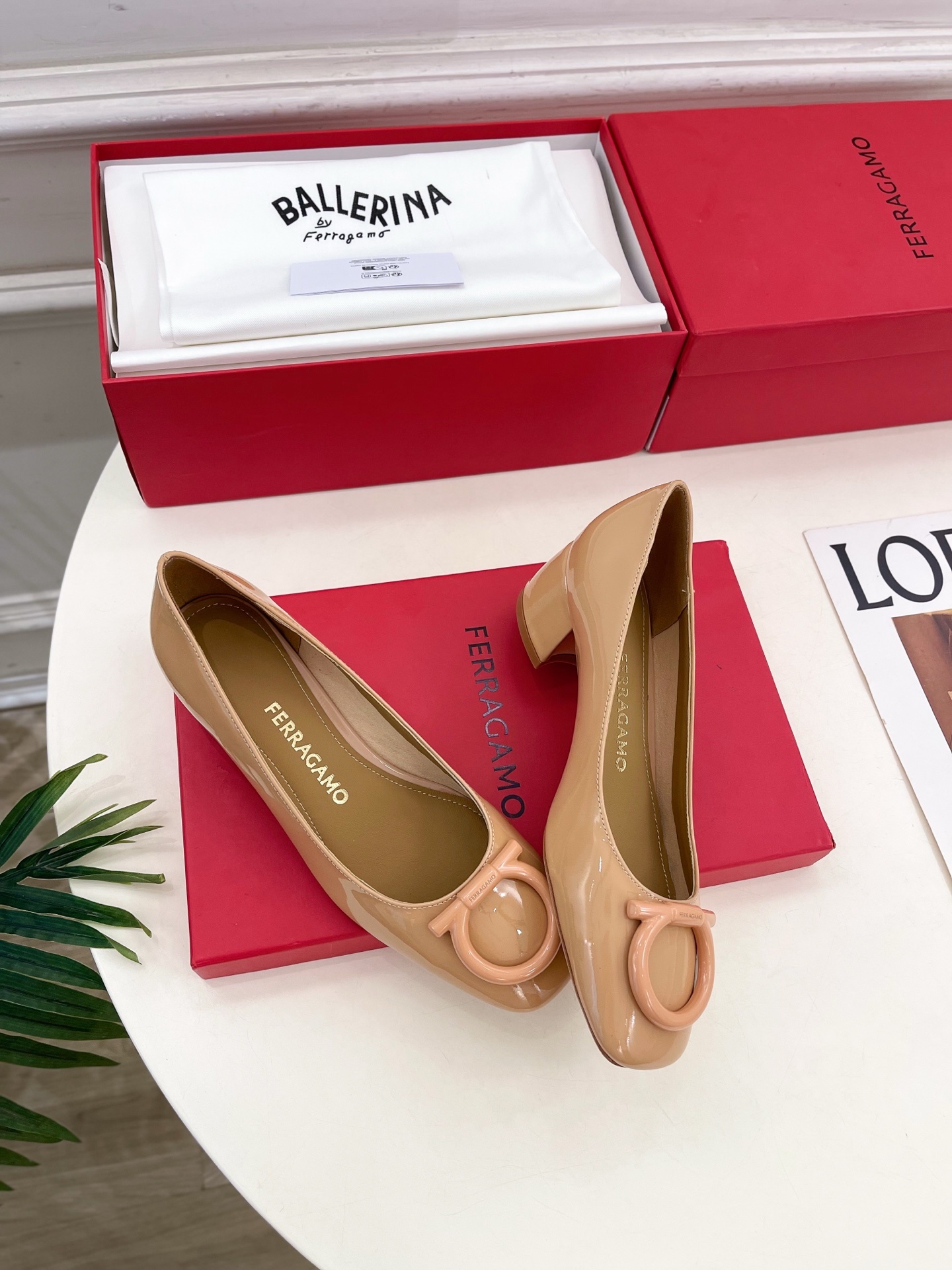 Ferragamo|菲拉格慕25𝐬𝐬2025秋冬新品 经典方头大号Gancini扣饰粗跟鞋 火爆上新!