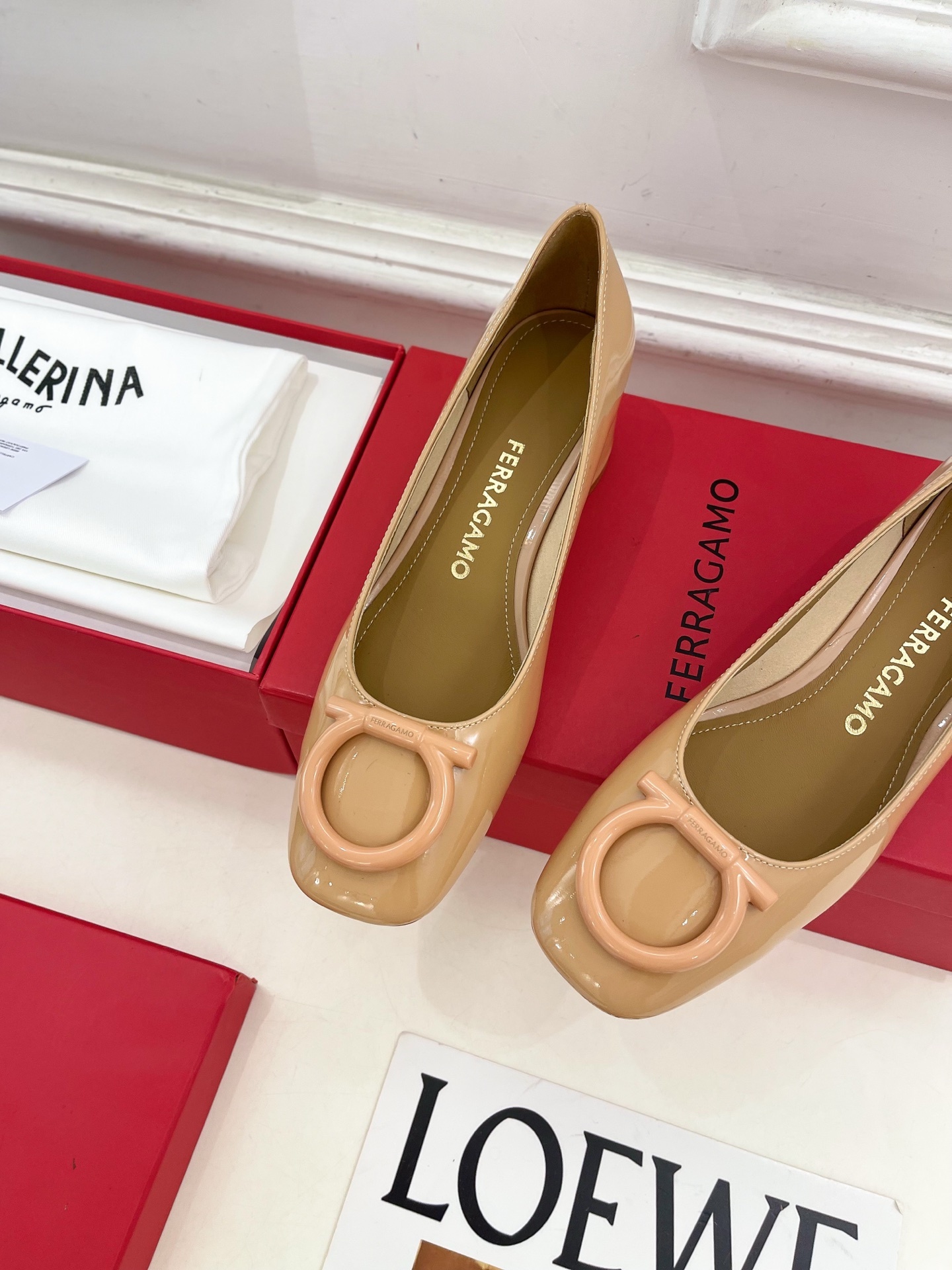 Ferragamo|菲拉格慕25𝐬𝐬2025秋冬新品 经典方头大号Gancini扣饰粗跟鞋 火爆上新!