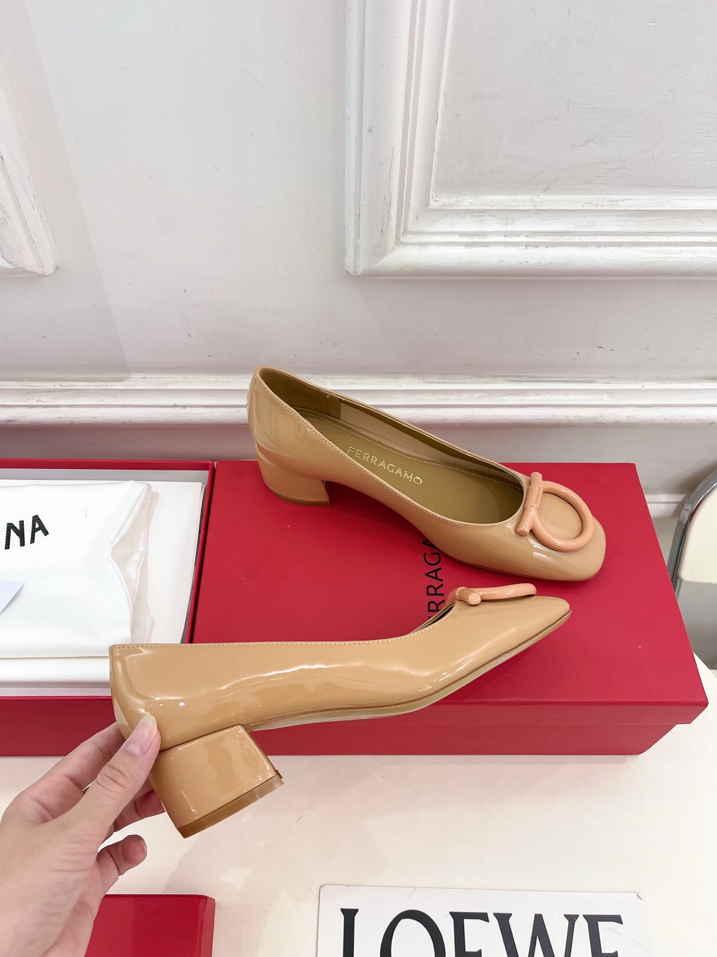 Ferragamo|菲拉格慕25𝐬𝐬2025秋冬新品 经典方头大号Gancini扣饰粗跟鞋 火爆上新!
