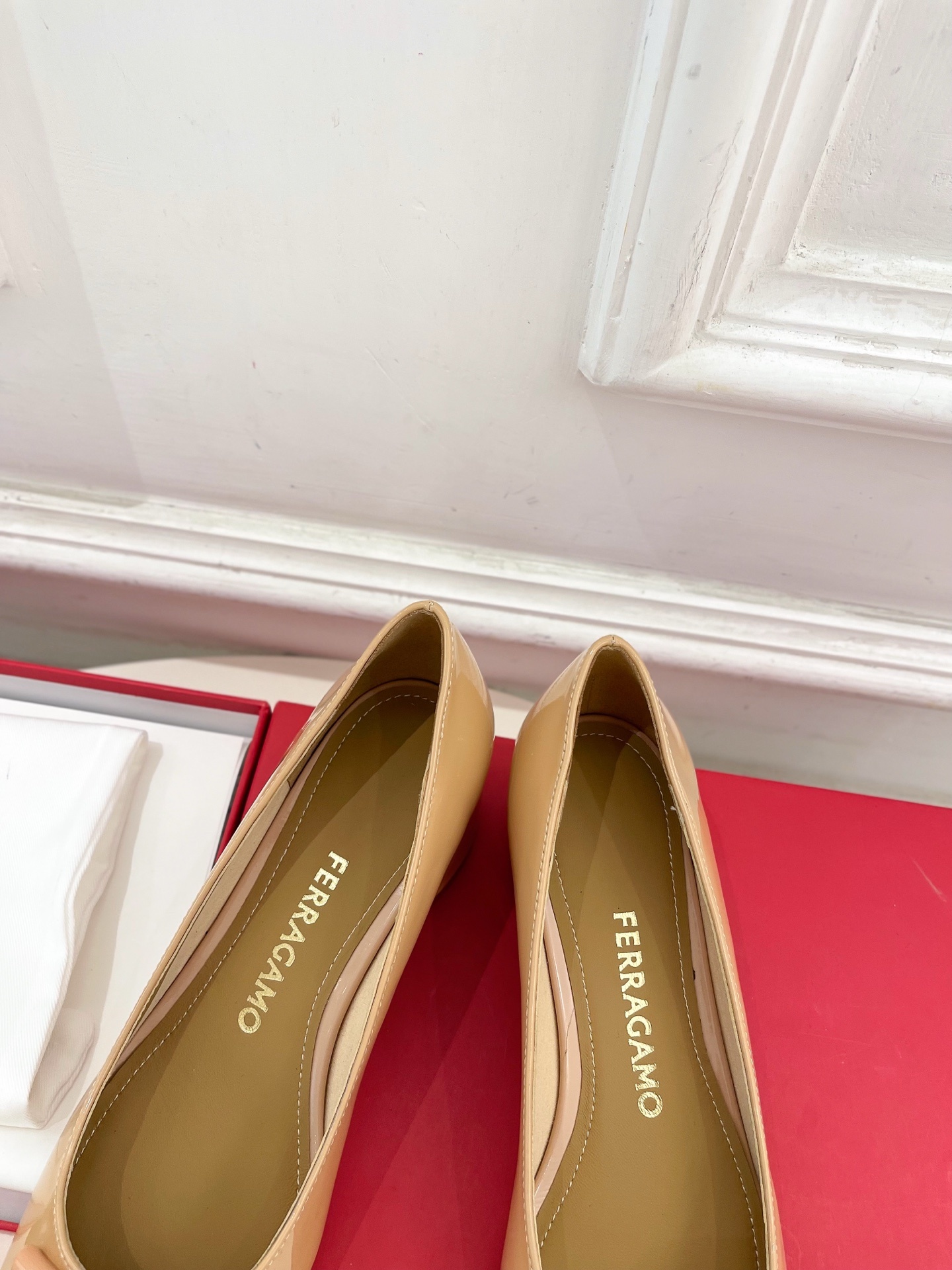 Ferragamo|菲拉格慕25𝐬𝐬2025秋冬新品 经典方头大号Gancini扣饰粗跟鞋 火爆上新!