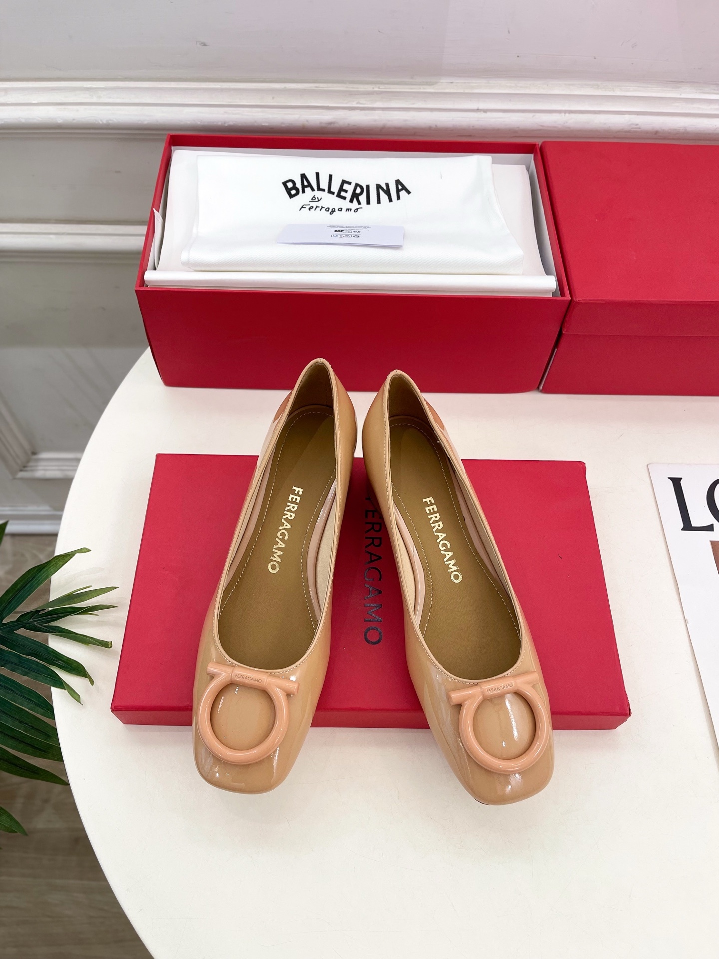 Ferragamo|菲拉格慕25𝐬𝐬2025秋冬新品 经典方头大号Gancini扣饰粗跟鞋 火爆上新!