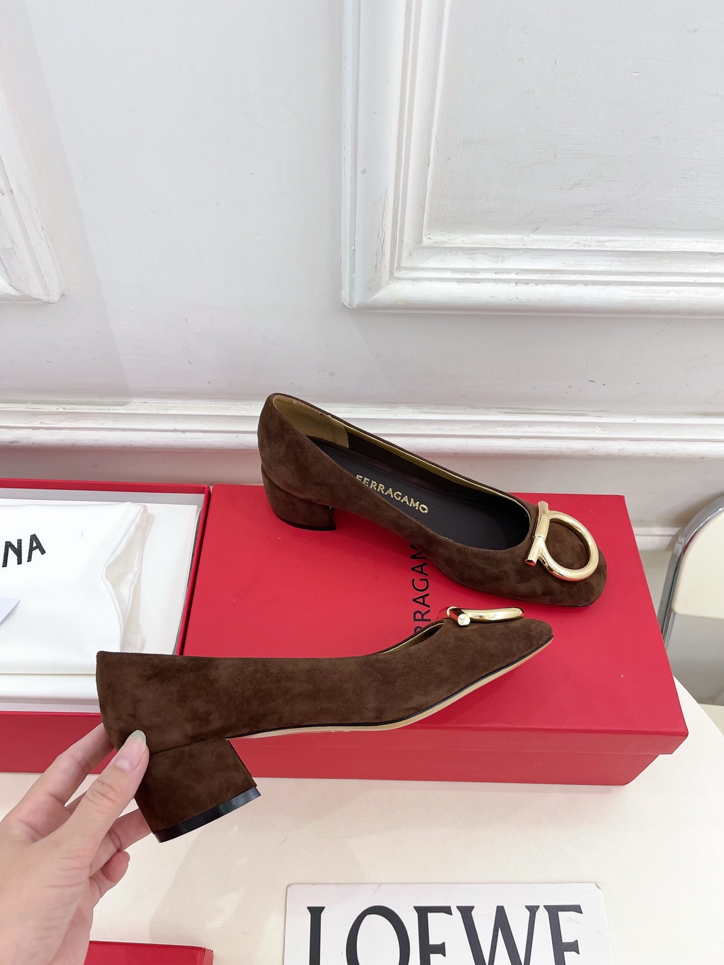 Ferragamo|菲拉格慕25𝐬𝐬2025秋冬新品 经典方头大号Gancini扣饰粗跟鞋 火爆上新!