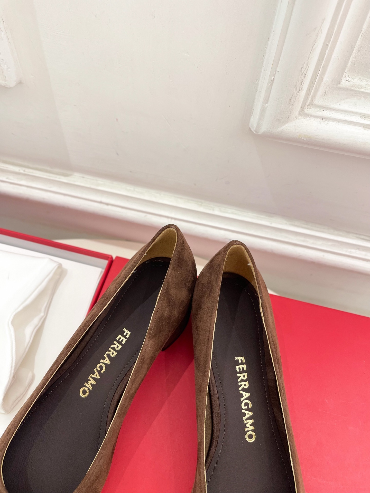 Ferragamo|菲拉格慕25𝐬𝐬2025秋冬新品 经典方头大号Gancini扣饰粗跟鞋 火爆上新!