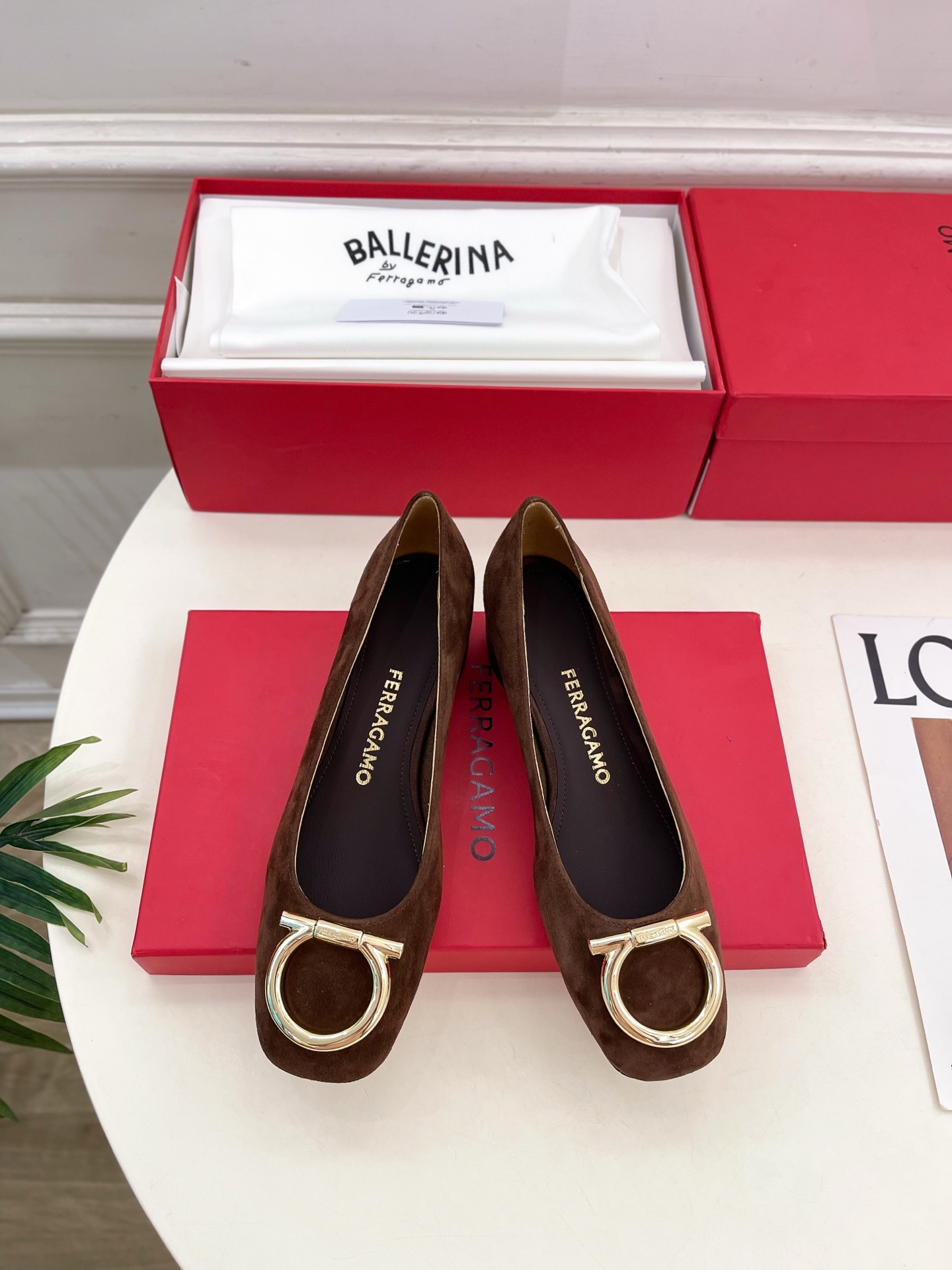 Ferragamo|菲拉格慕25𝐬𝐬2025秋冬新品 经典方头大号Gancini扣饰粗跟鞋 火爆上新!