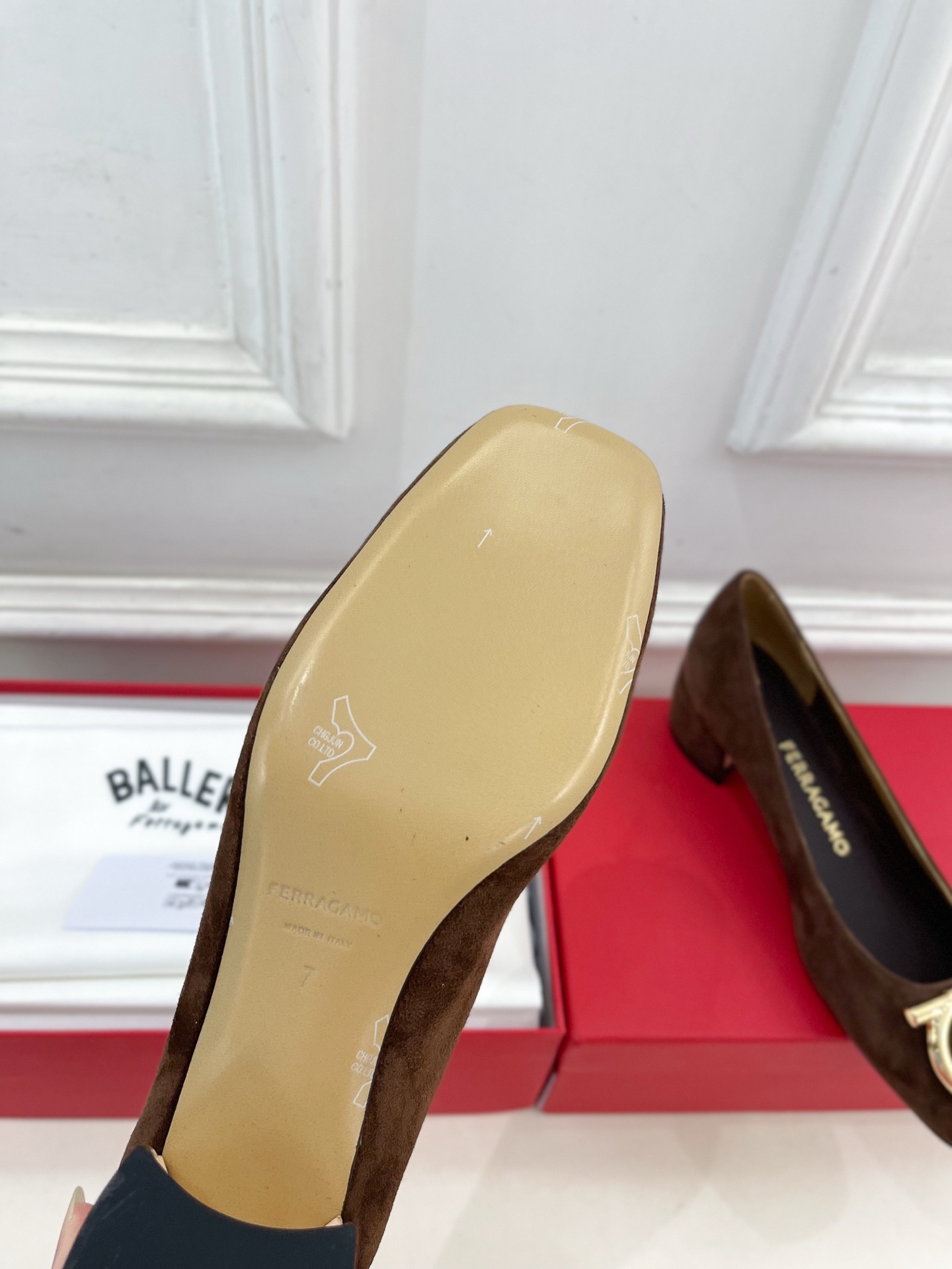 Ferragamo|菲拉格慕25𝐬𝐬2025秋冬新品 经典方头大号Gancini扣饰粗跟鞋 火爆上新!