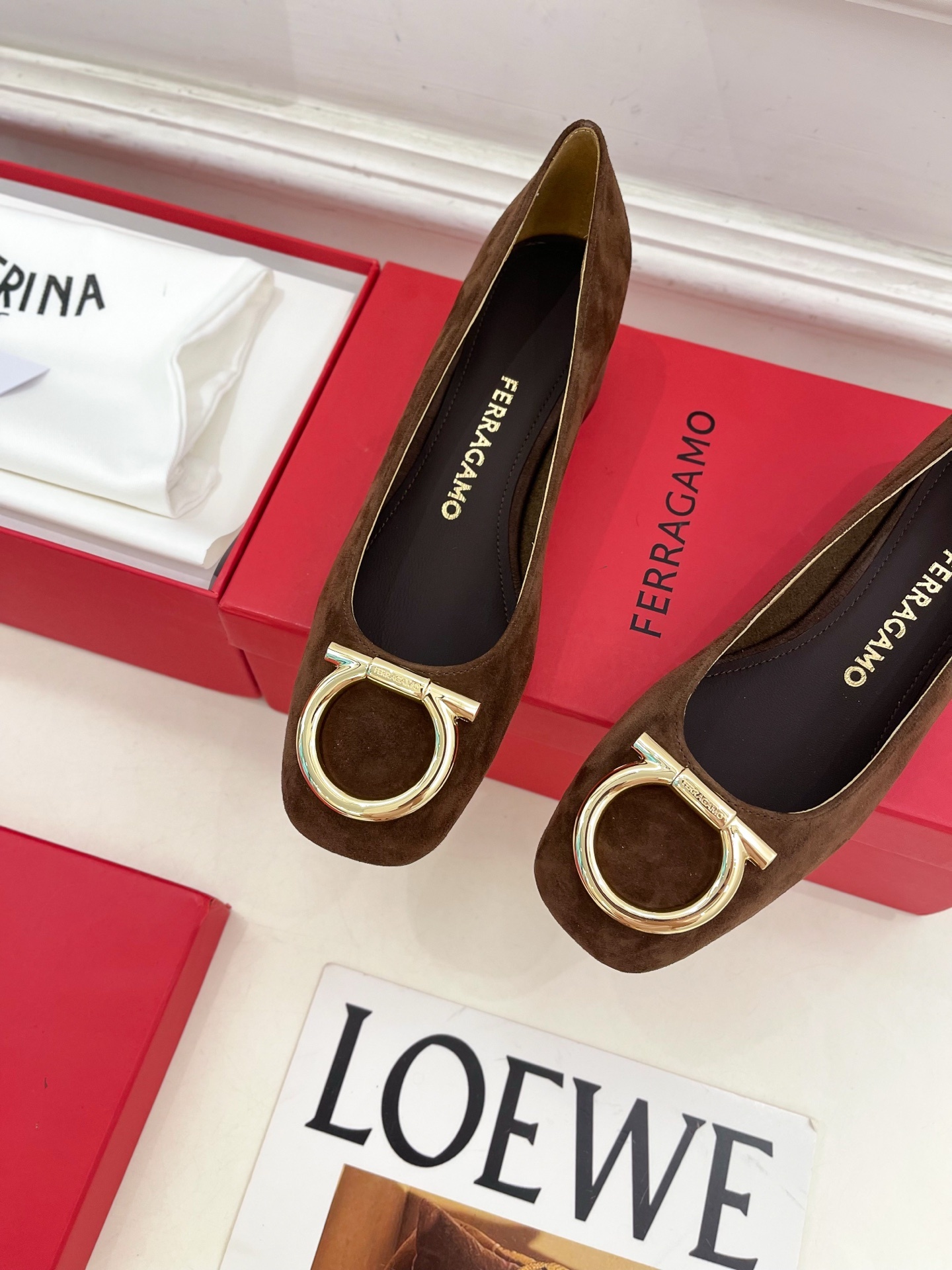 Ferragamo|菲拉格慕25𝐬𝐬2025秋冬新品 经典方头大号Gancini扣饰粗跟鞋 火爆上新!