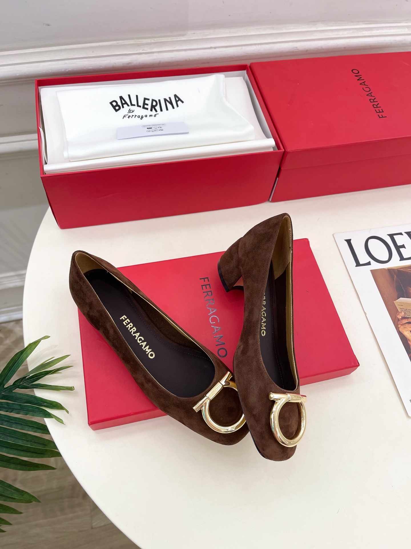 Ferragamo|菲拉格慕25𝐬𝐬2025秋冬新品 经典方头大号Gancini扣饰粗跟鞋 火爆上新!
