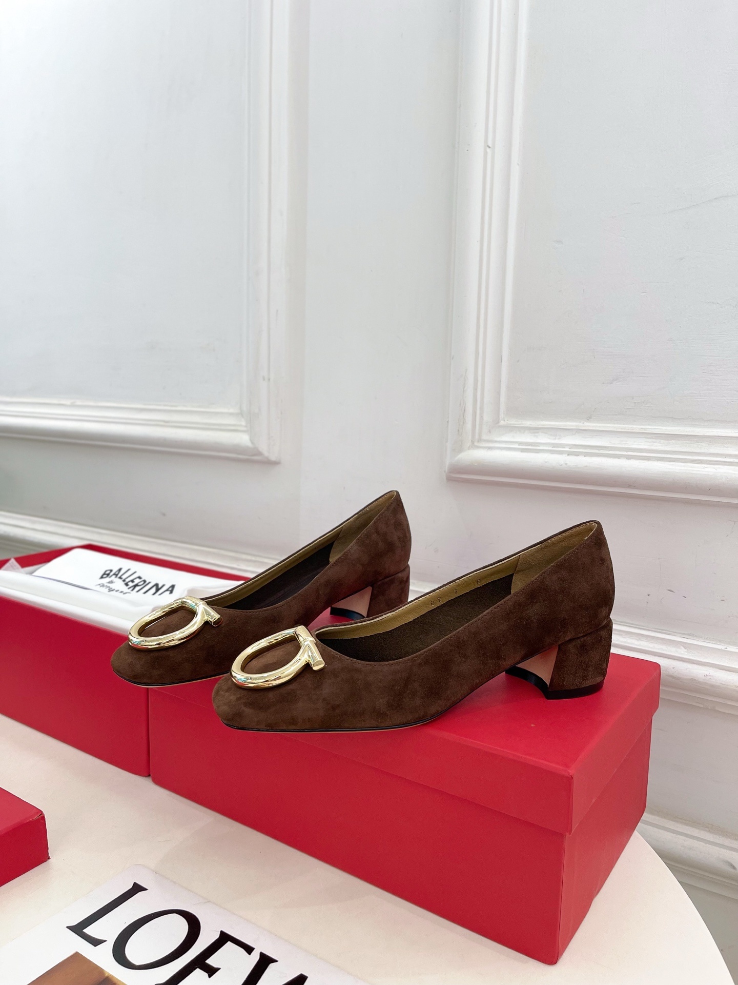 Ferragamo|菲拉格慕25𝐬𝐬2025秋冬新品 经典方头大号Gancini扣饰粗跟鞋 火爆上新!