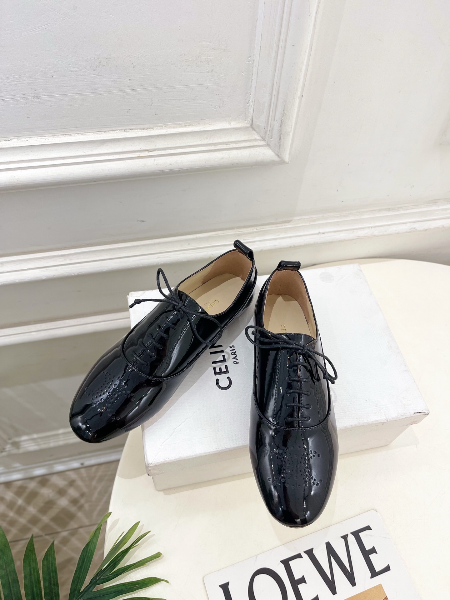 CELINE | 赛琳 25𝐬𝐬 💛2025新品 LISE TRIOMPHE镂孔标志板鞋 上新!🔜 BS